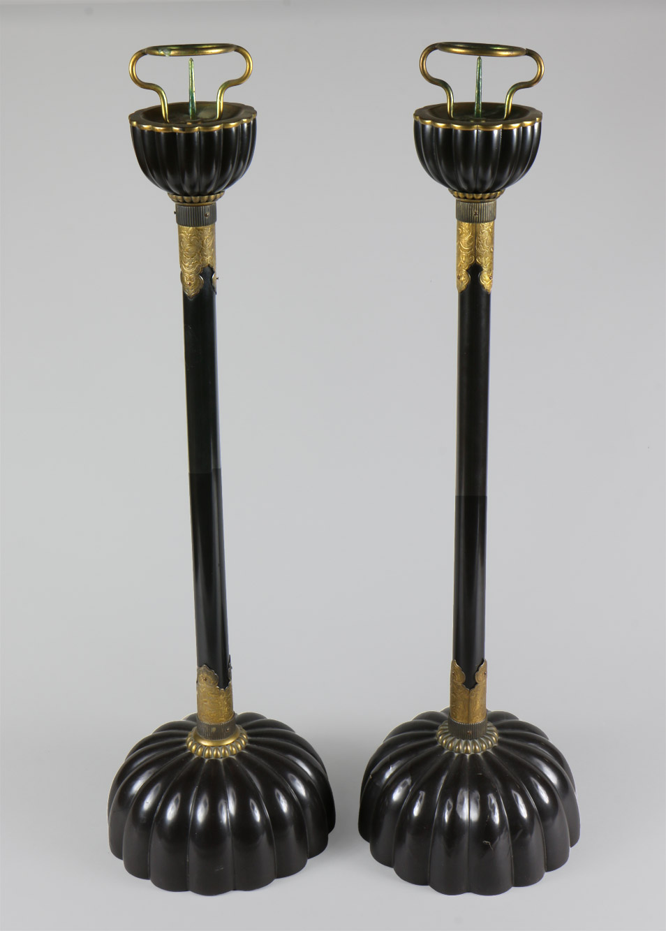  PAR DE ANTIGUOS CANDELEROS JAPONESES DE MADERA LAQUEADA.
