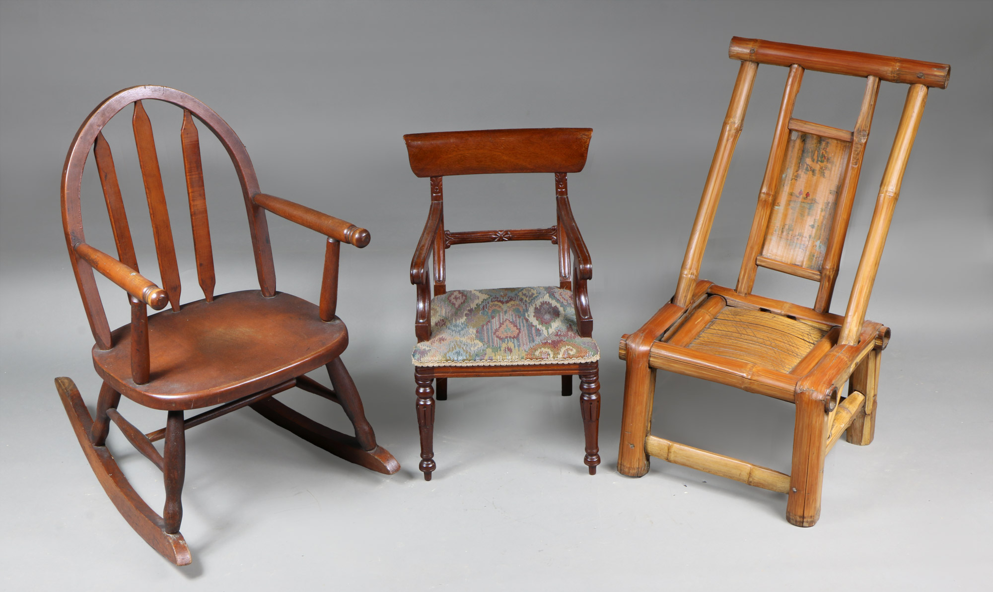 Lotes 170, 286 y 273: 
																		PEQUEÑO SILLON HAMACA INGLES ESTILO WINDSOR PARA NIÑO. 
																		PEQUEÑO SILLON INGLES ESTILO REGENCY PARA NIÑO.
																		CURIOSA SILLA CHINA PARA NIÑO. 
