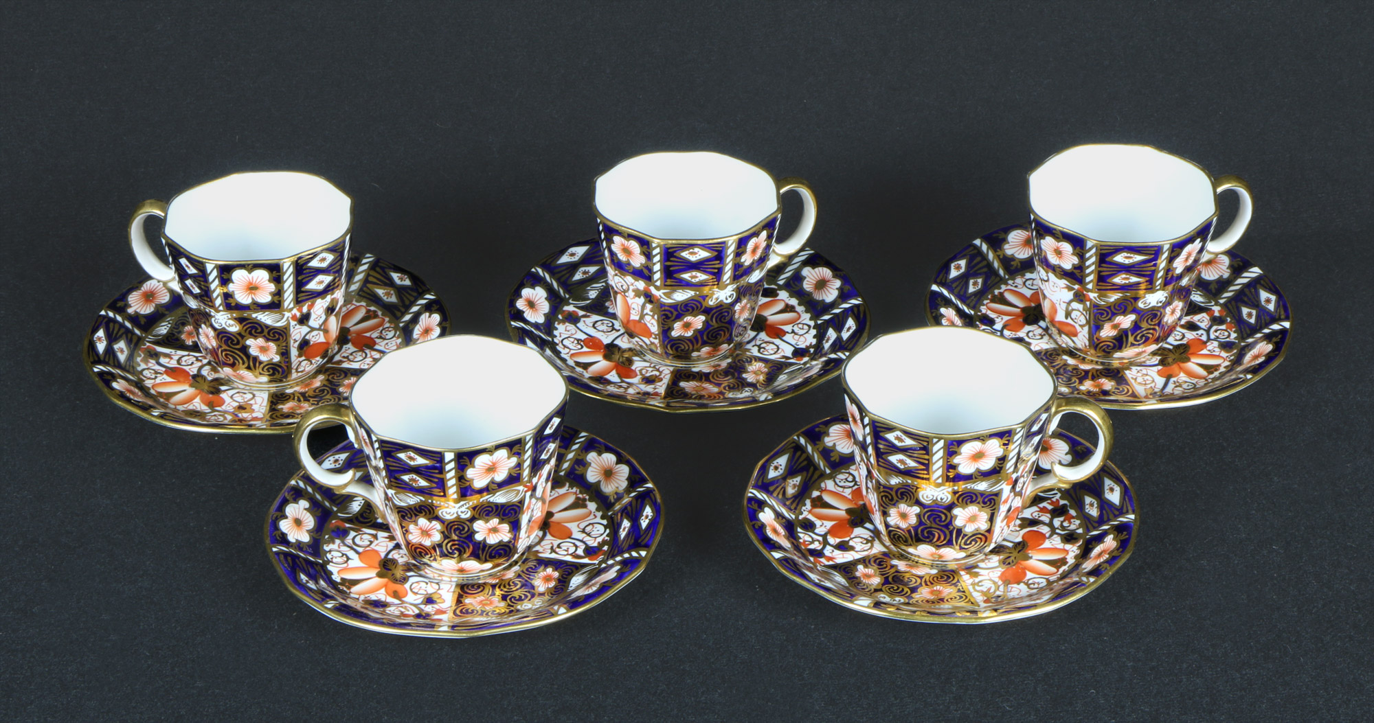  OCHO TAZAS CON SUS PLATOS DE PORCELANA INGLESA PARA CAFE. 