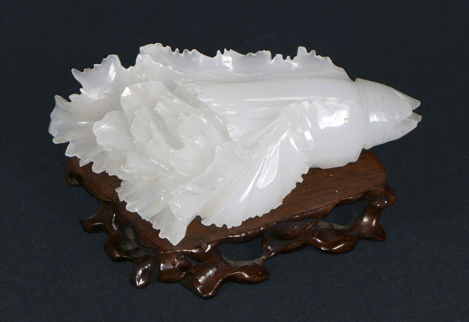  PEQUEÑA ESCULTURA 'BOK CHOY' DE JADE BLANCO ESCULPIDO. 