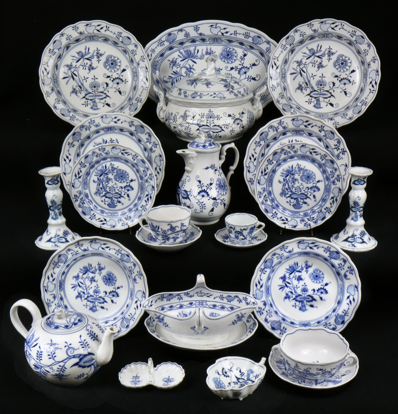 CONJUNTO DE PORCELANA PARA MESA MODELO ONION. CONJUNTO DE PORCELANA PARA MESA MODELO ONION.