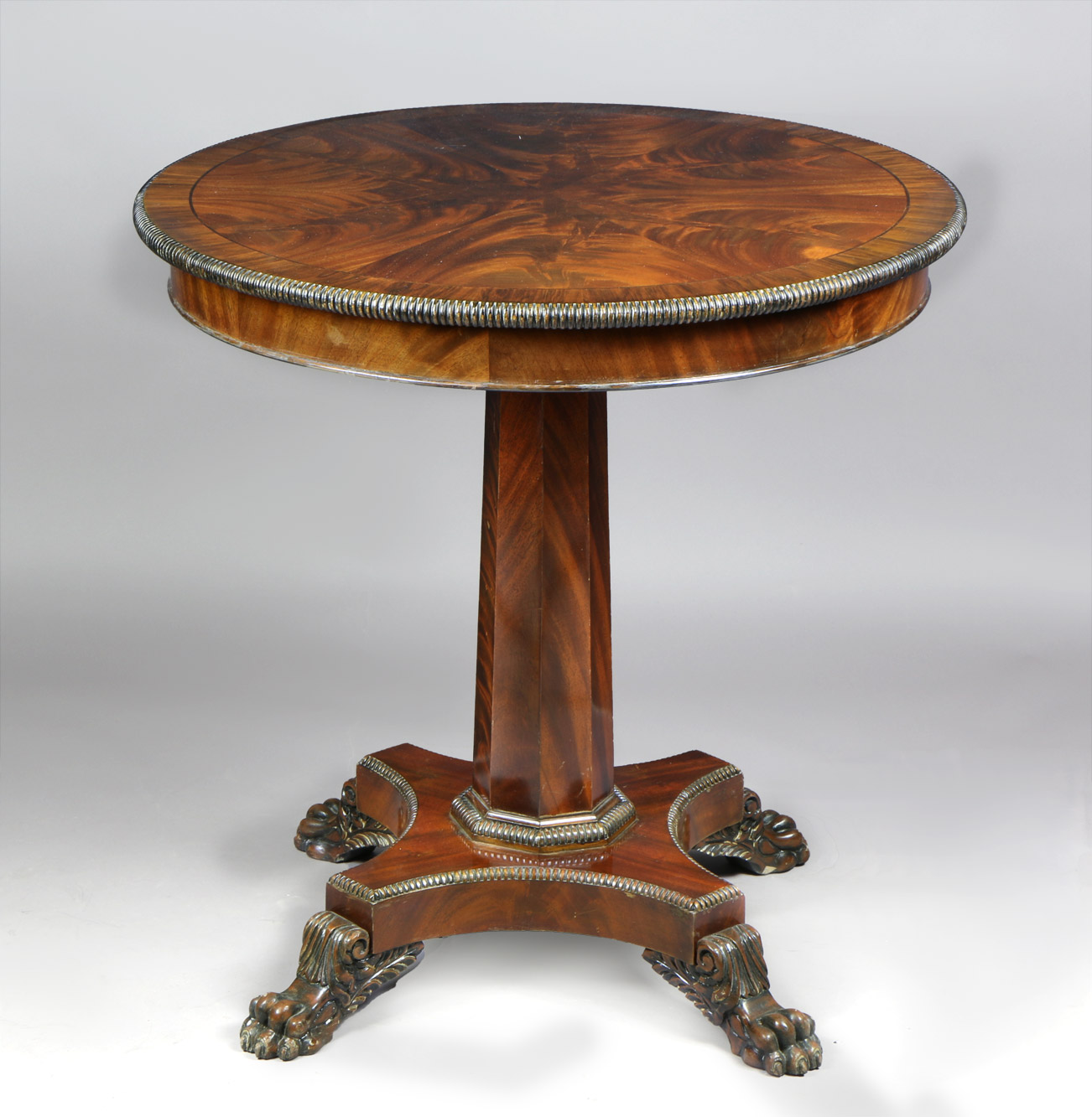  PEQUEÑA MESA CIRCULAR DE ESTILO INGLES REGENCY. 