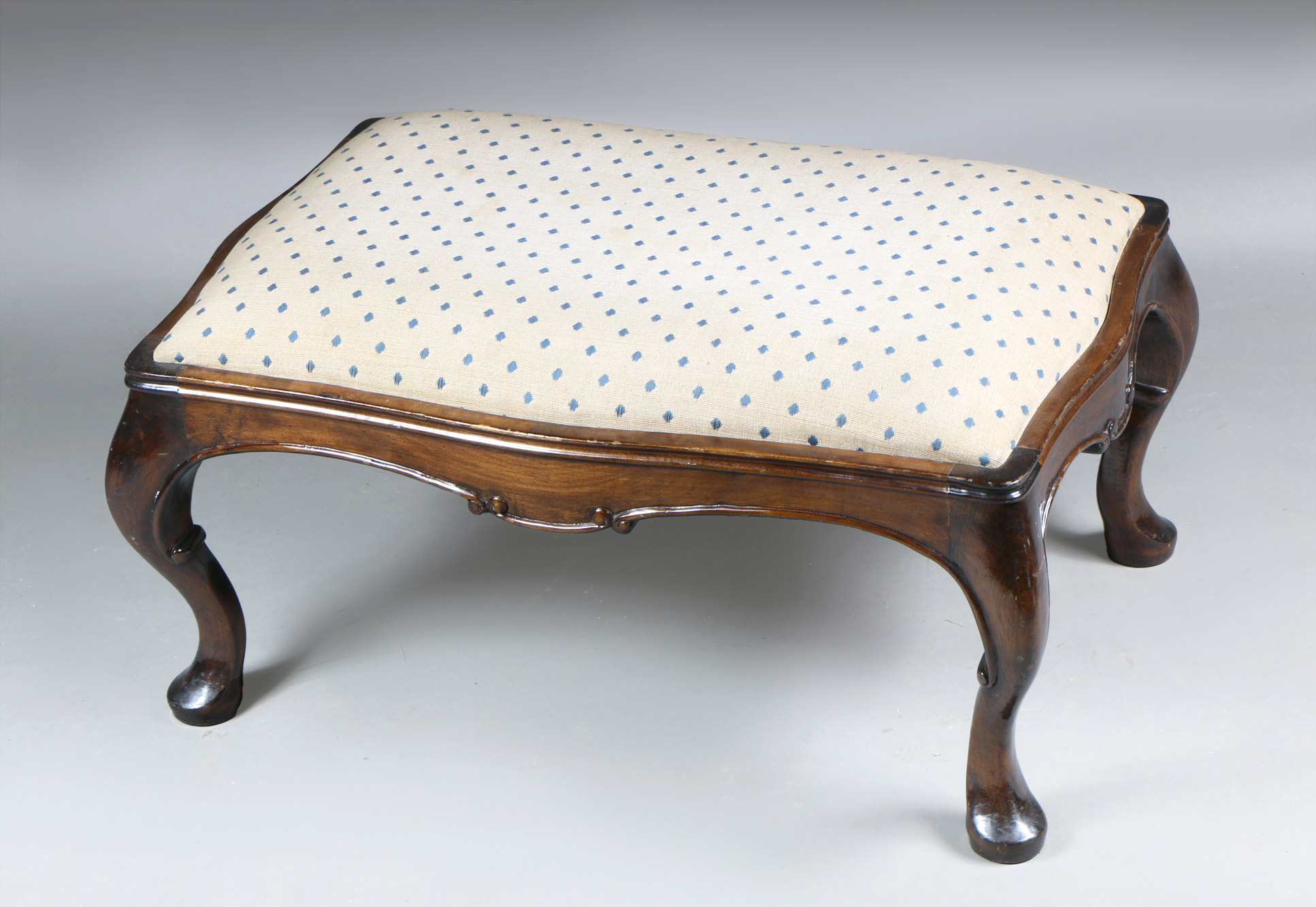 BANQUETA INGLESA DE ESTILO REINA ANA. BANQUETA INGLESA DE ESTILO REINA ANA.