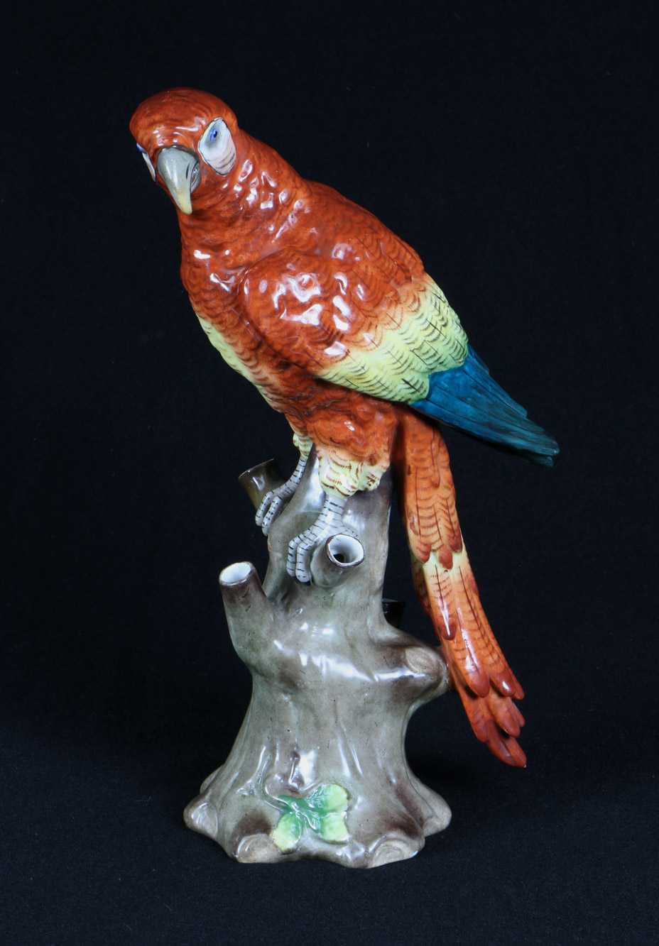 FIGURA 'LORO' DE PORCELANA EUROPEA ESMALTADA. FIGURA 'LORO' DE PORCELANA EUROPEA ESMALTADA.