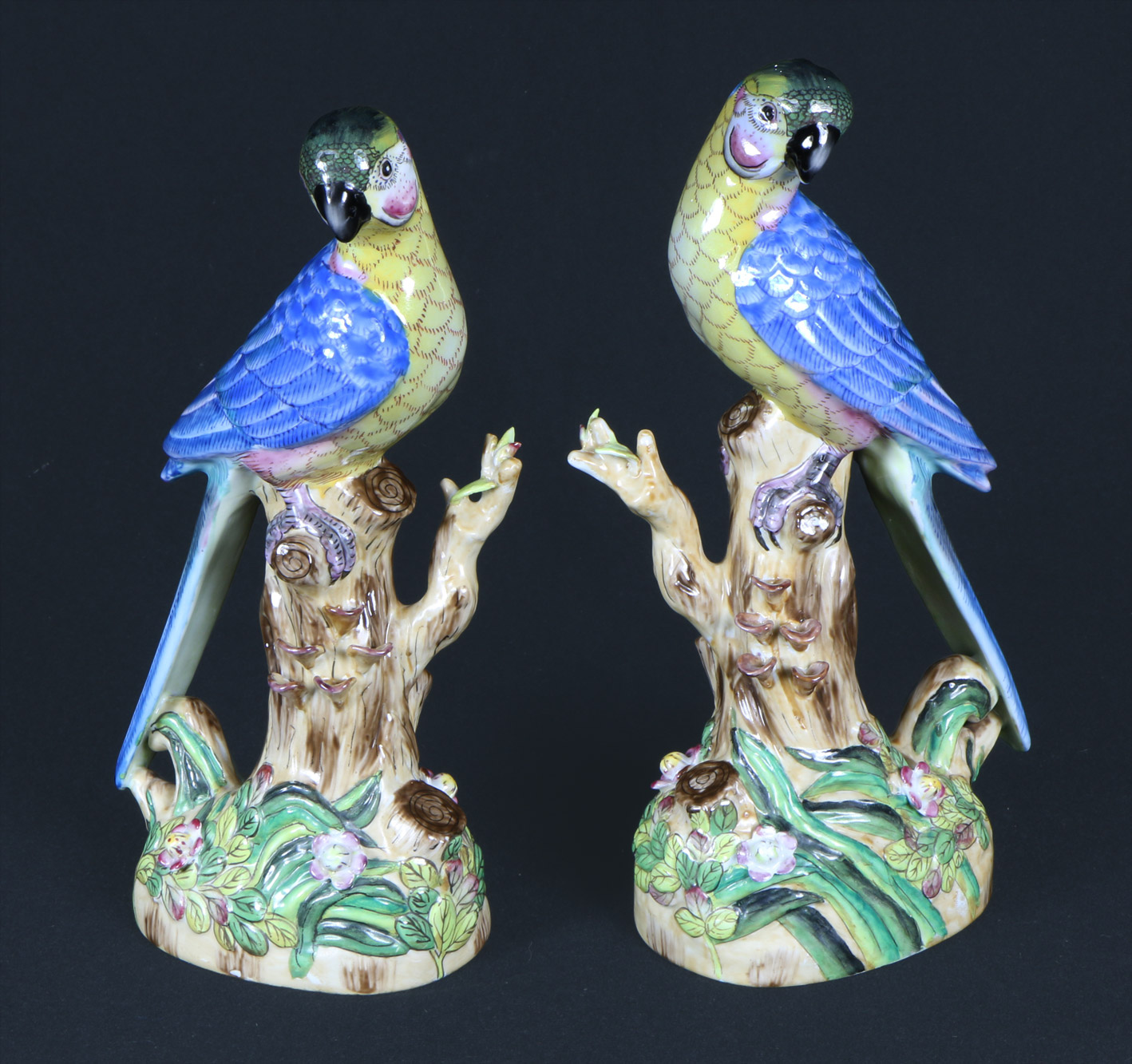 PAR DE FIGURAS 'LOROS' DE PORCELANA ESMALTADA. PAR DE FIGURAS 'LOROS' DE PORCELANA ESMALTADA.