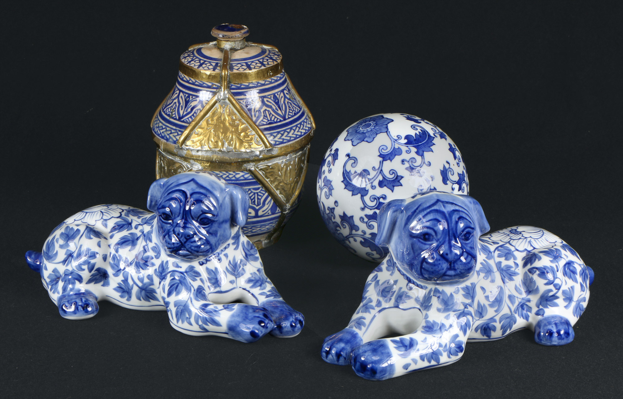  CUATRO OBJETOS DECORATIVOS DIFERENTES EN AZUL Y BLANCO. 