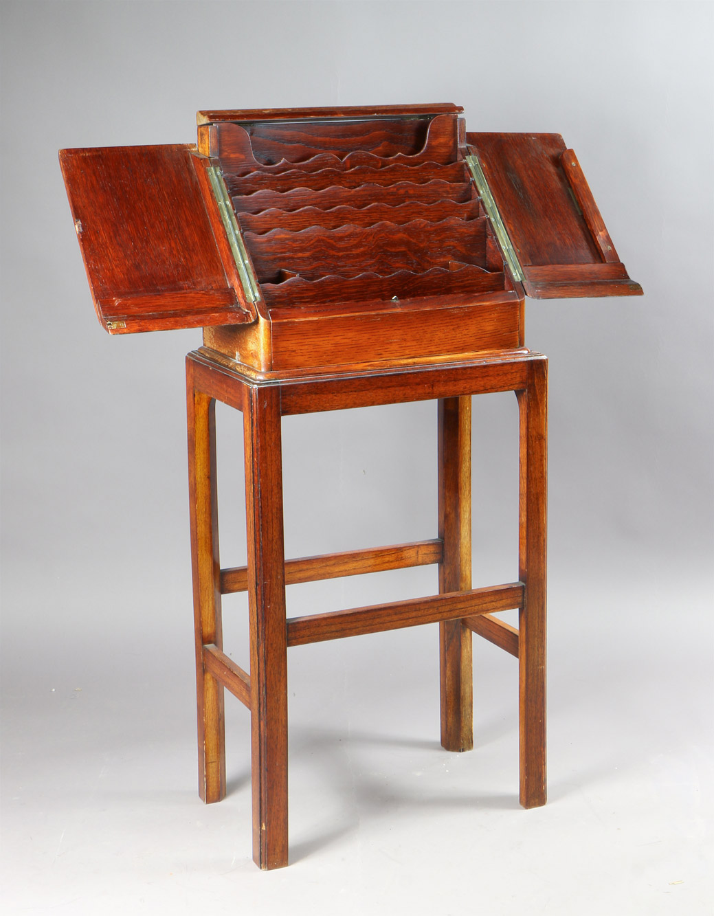  ANTIGUO MUEBLE ESCRIBANIA  FORMADO POR DOS CUERPOS.