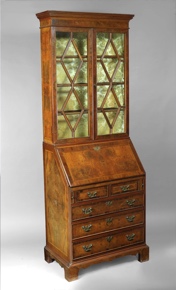 Lote 358: COMODA SECRETAIRE ESTILO INGLES CON VITRINA EN ALZADA.  COMODA SECRETAIRE ESTILO INGLES CON VITRINA EN ALZADA. 