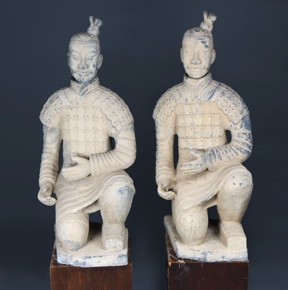 Lote 450: PAR FIGURAS CHINAS DE TERRACOTA REPRESENTANDO GUERREROS. PAR FIGURAS CHINAS DE TERRACOTA REPRESENTANDO GUERREROS.
