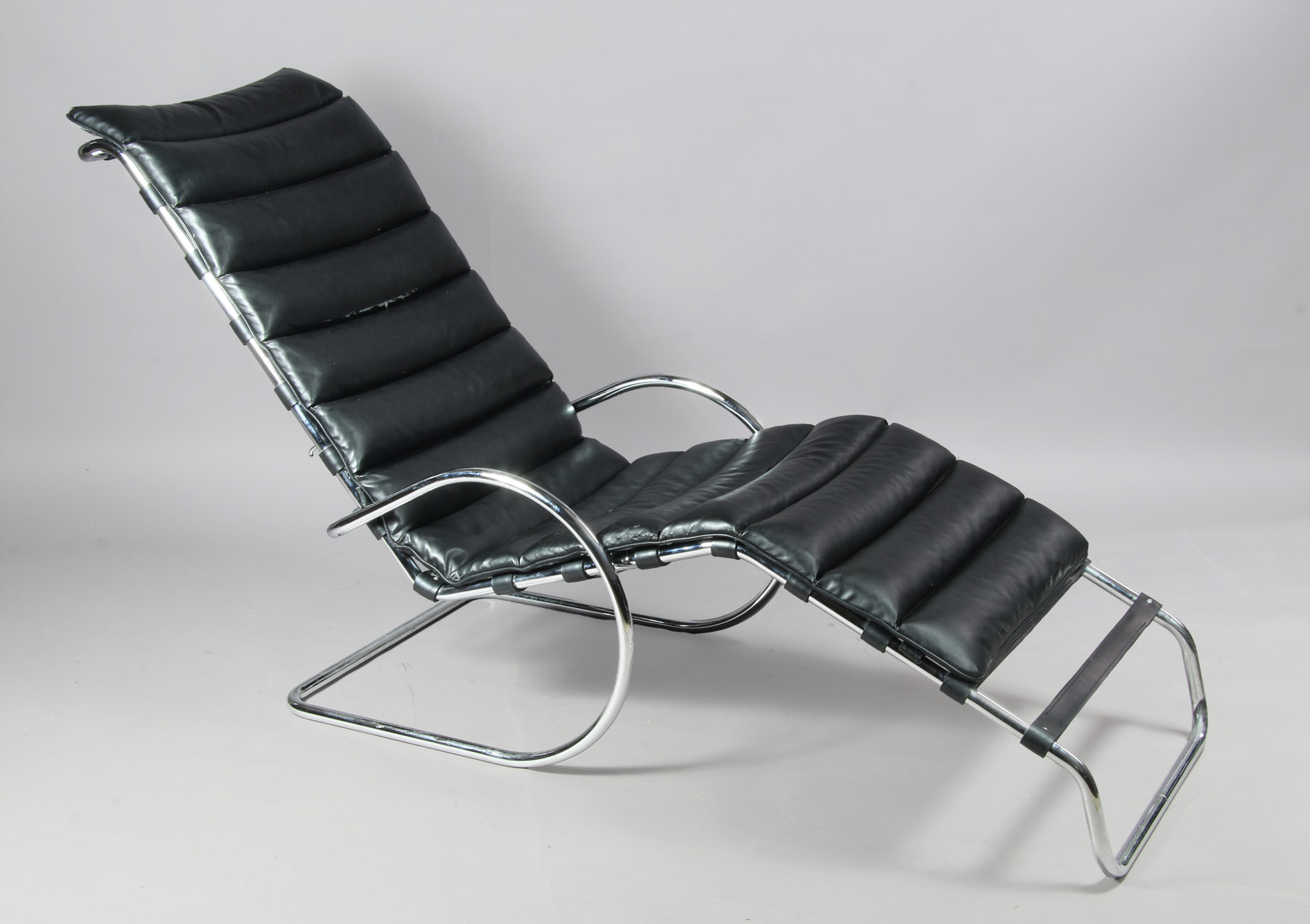  CHAISE LONGUE DE LINEA MODERNA AL ESTILO DE LA BAUHAUS.