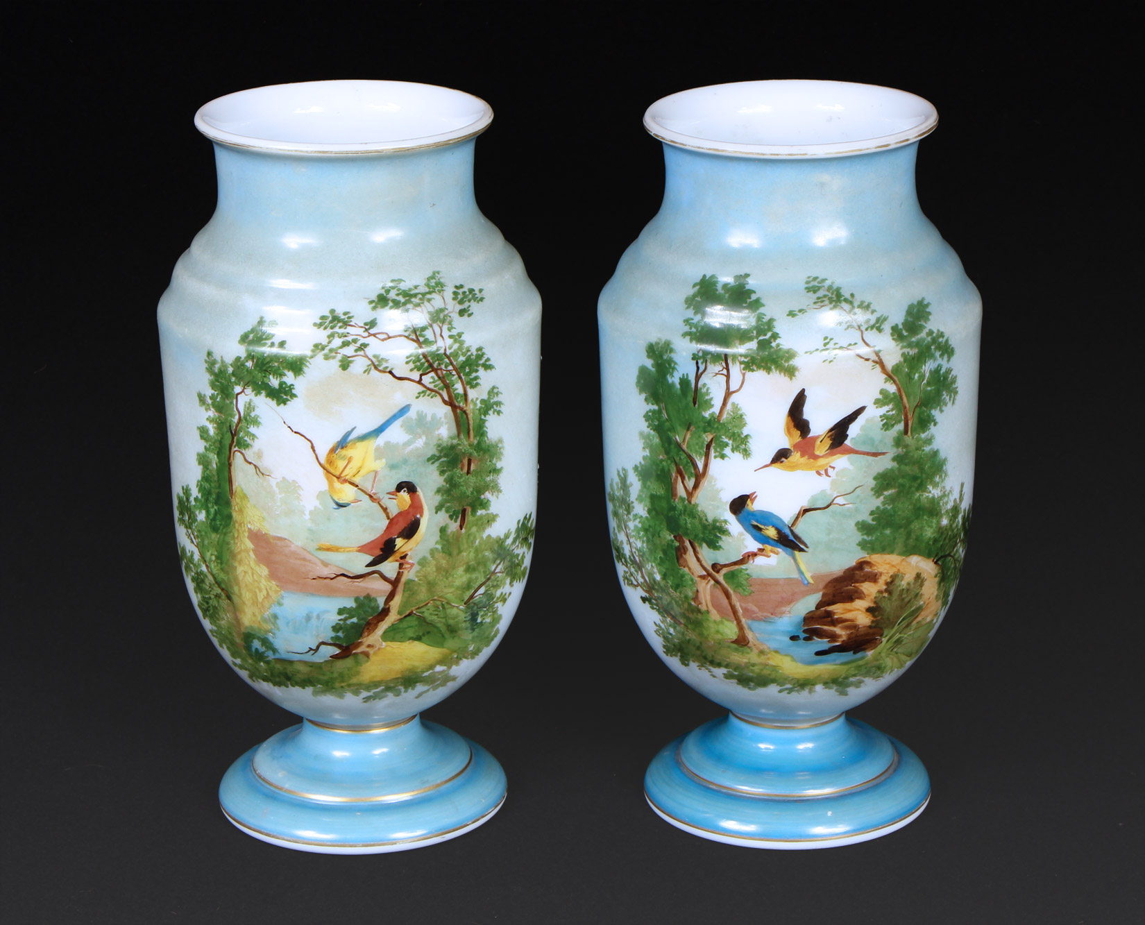  PAR DE ANTIGUOS VASOS DE OPALINA FRANCESA DECORADA. 