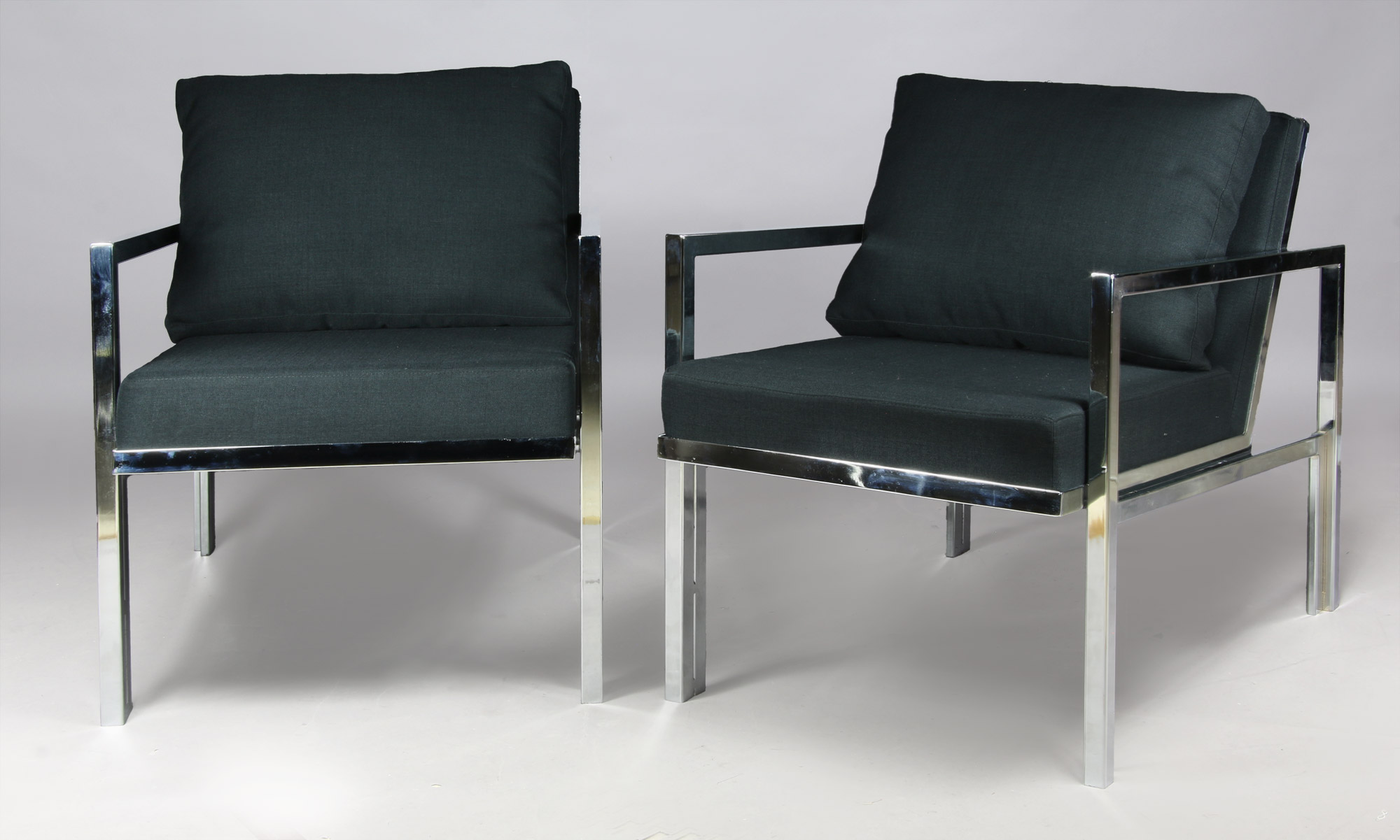  PAR DE SILLONES DE DISEÑO AL ESTILO DE MILO BAUGHMAN.