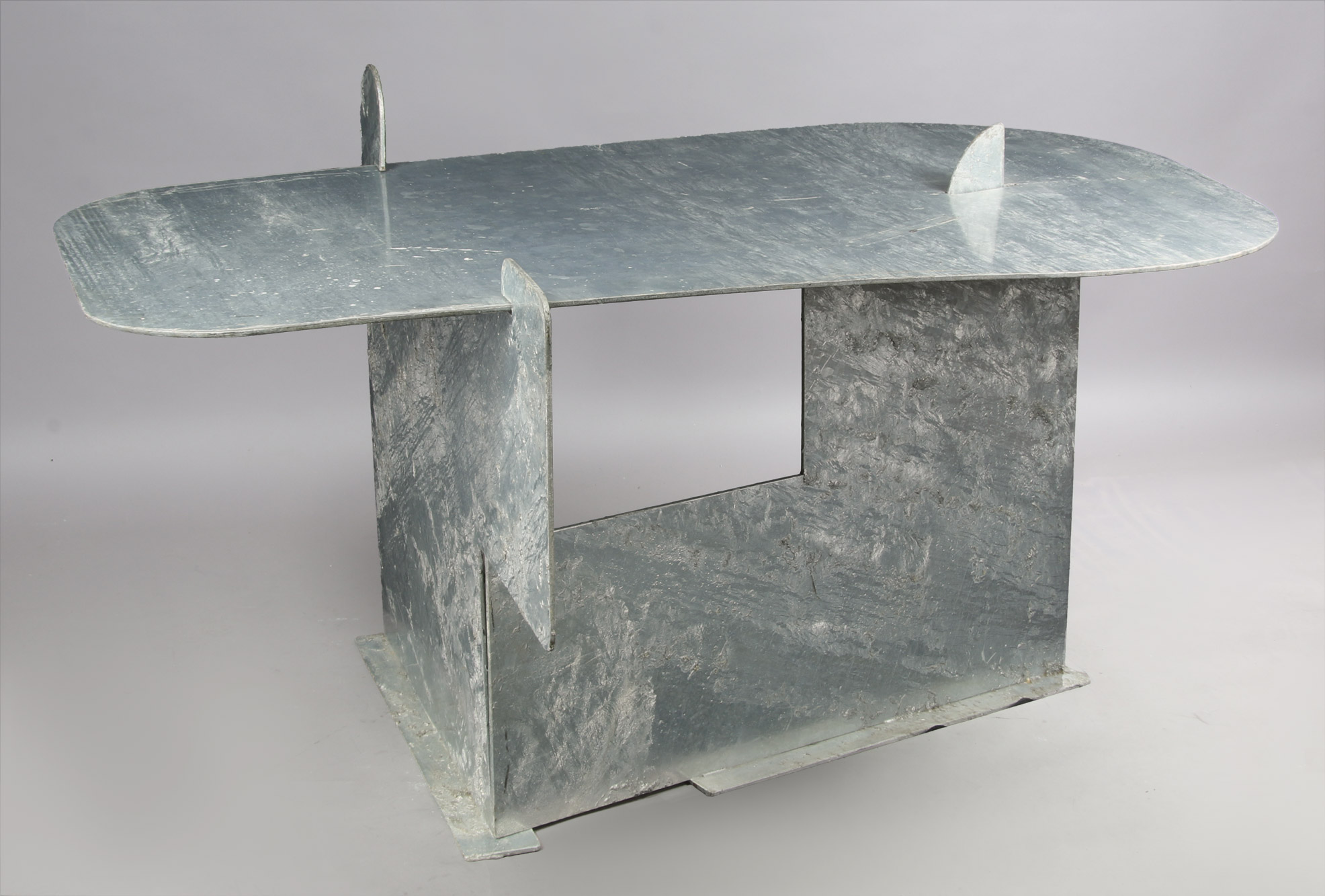  MESA DE ACERO DE DISEÑO ATRIBUIDA A ISAMU NOGUCHI.
