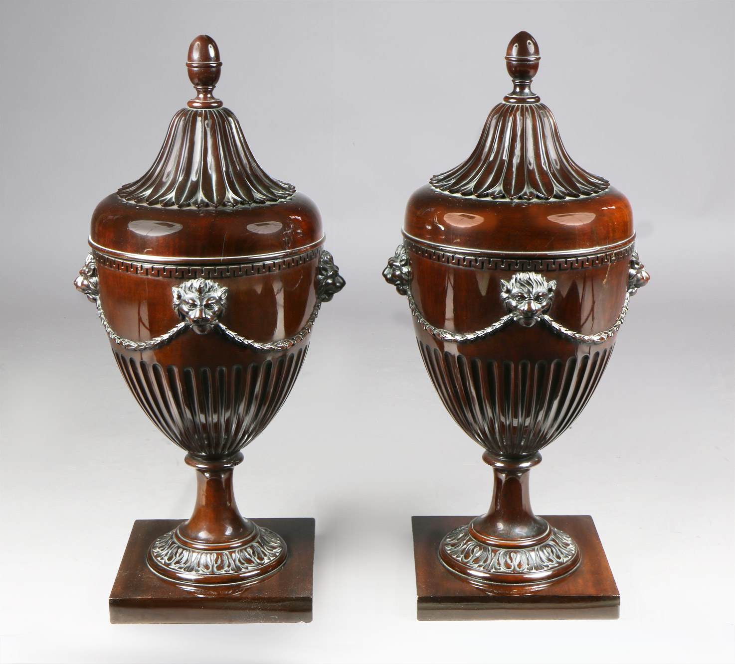  PAR DE 'CUTLERY URNS' INGLESAS EN MADERA DE CAOBA. 