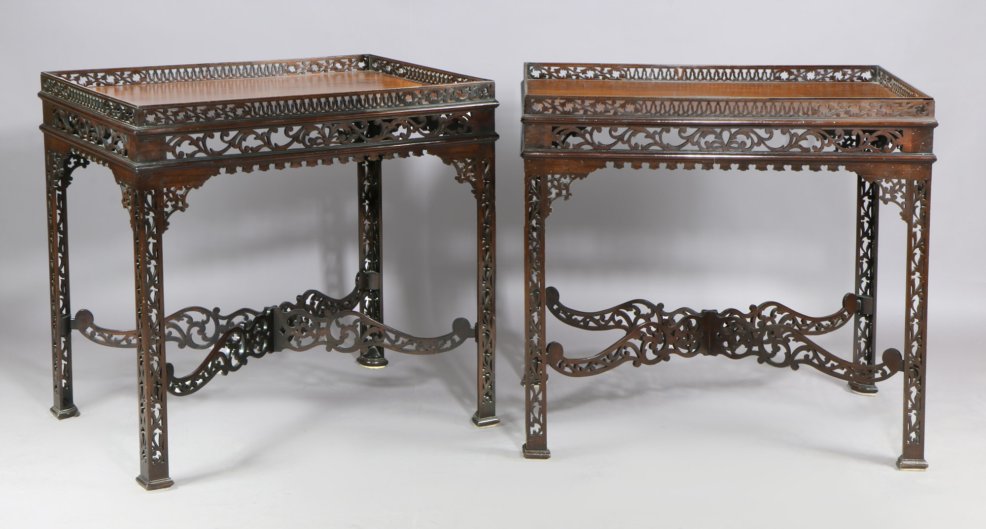  PAR DE MESAS DE ESTILO INGLES CHIPPENDALE PARA CENTRO.