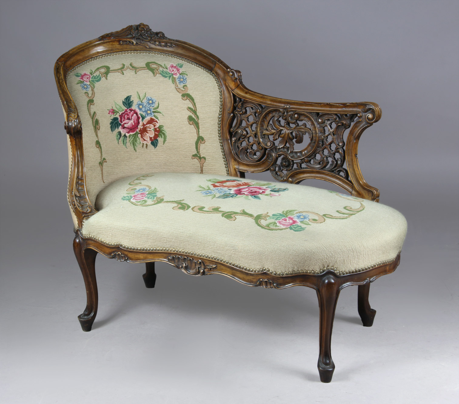  PEQUEÑA CHAISE LONGUE DE ESTILO FRANCES LUIS XV.