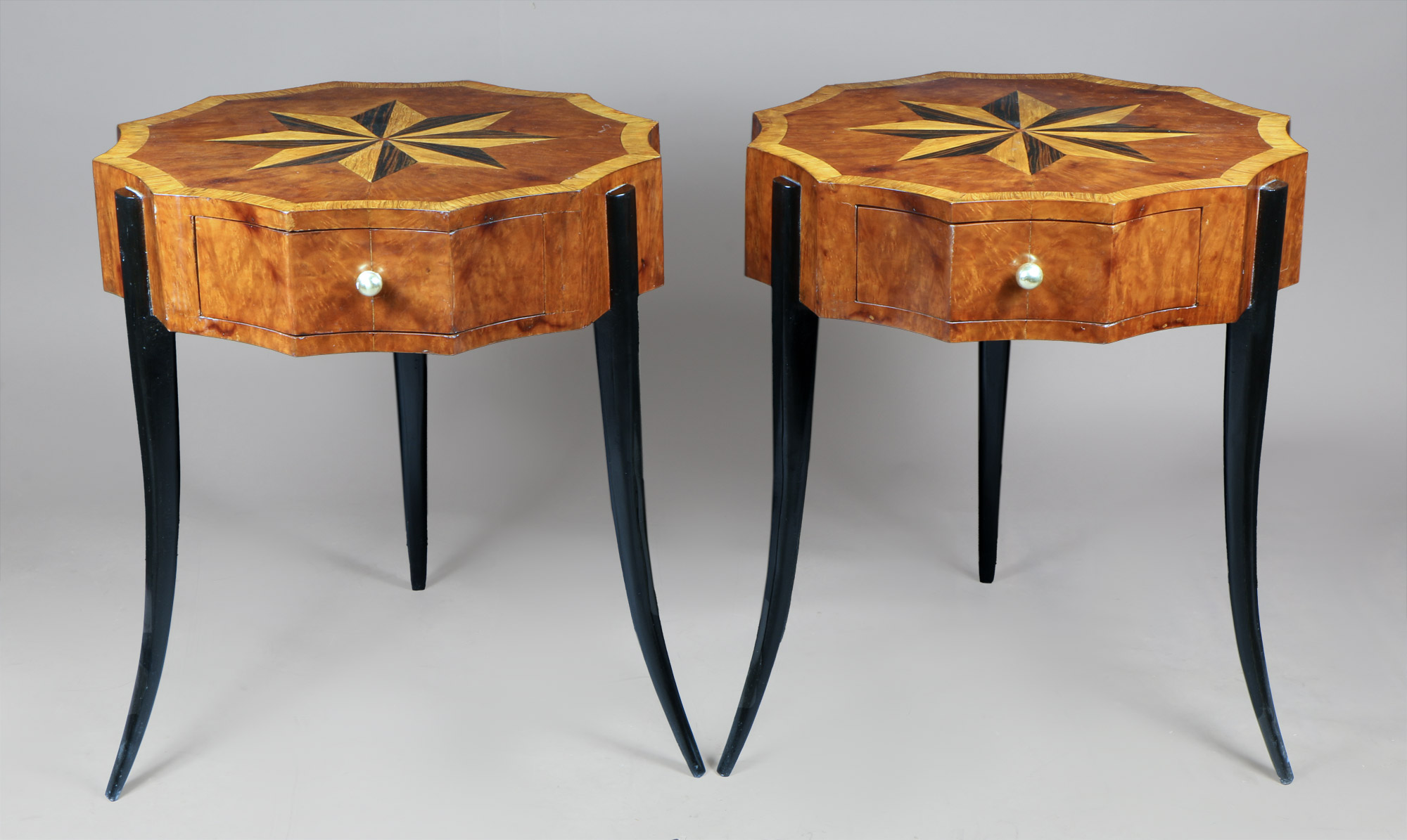  PAR DE MESAS AUXILIARES DE ESTILO ART DECO. 