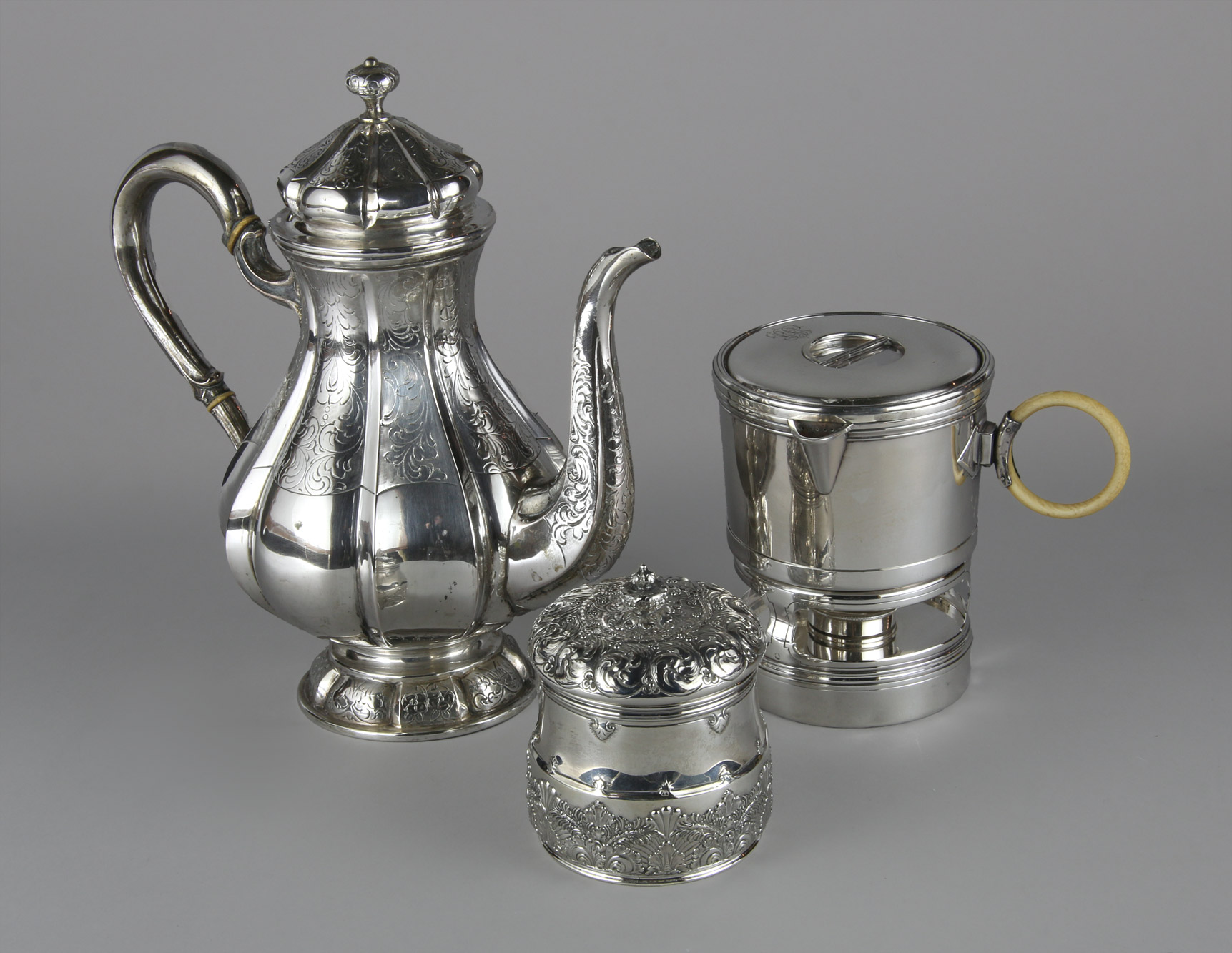 Lotes 731, 732 y 730: 
																		CAFETERA DE PLATA 800 SELLADA CON TAPA. 
																		ANTIGUO CALENTADOR DE PLATA FRANCESA PARA VIAJE.
																		POTE DE PLATA SELLADO TIFFANY & CO. CON TAPA. 