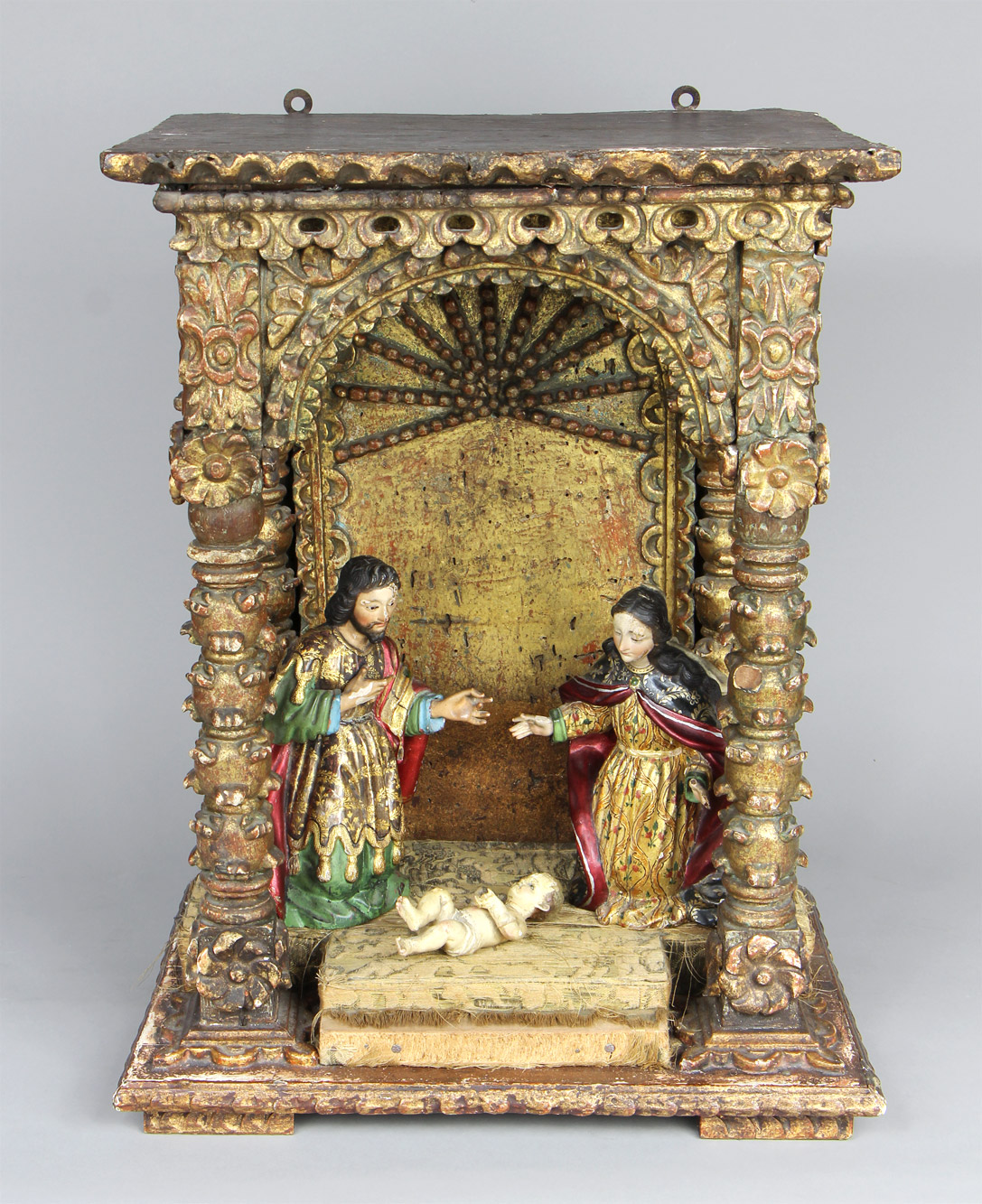  ANTIGUO ALTAR COLONIAL CON IMAGENES DE LA SAGRADA FAMILIA. 