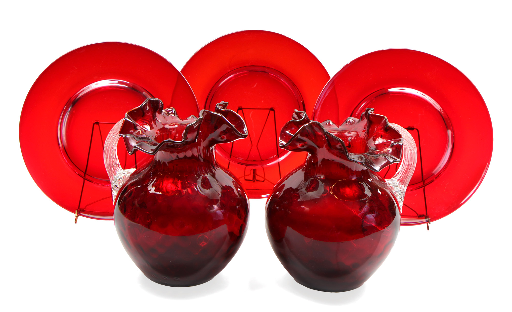 Lotes 751 y 750: 
																		SEIS PLATOS PLAYOS DE GRUESO VIDRIO COLOR RUBI. 
																		PAR DE JARRAS DE VIDRIO VENECIANO DE MURANO. 