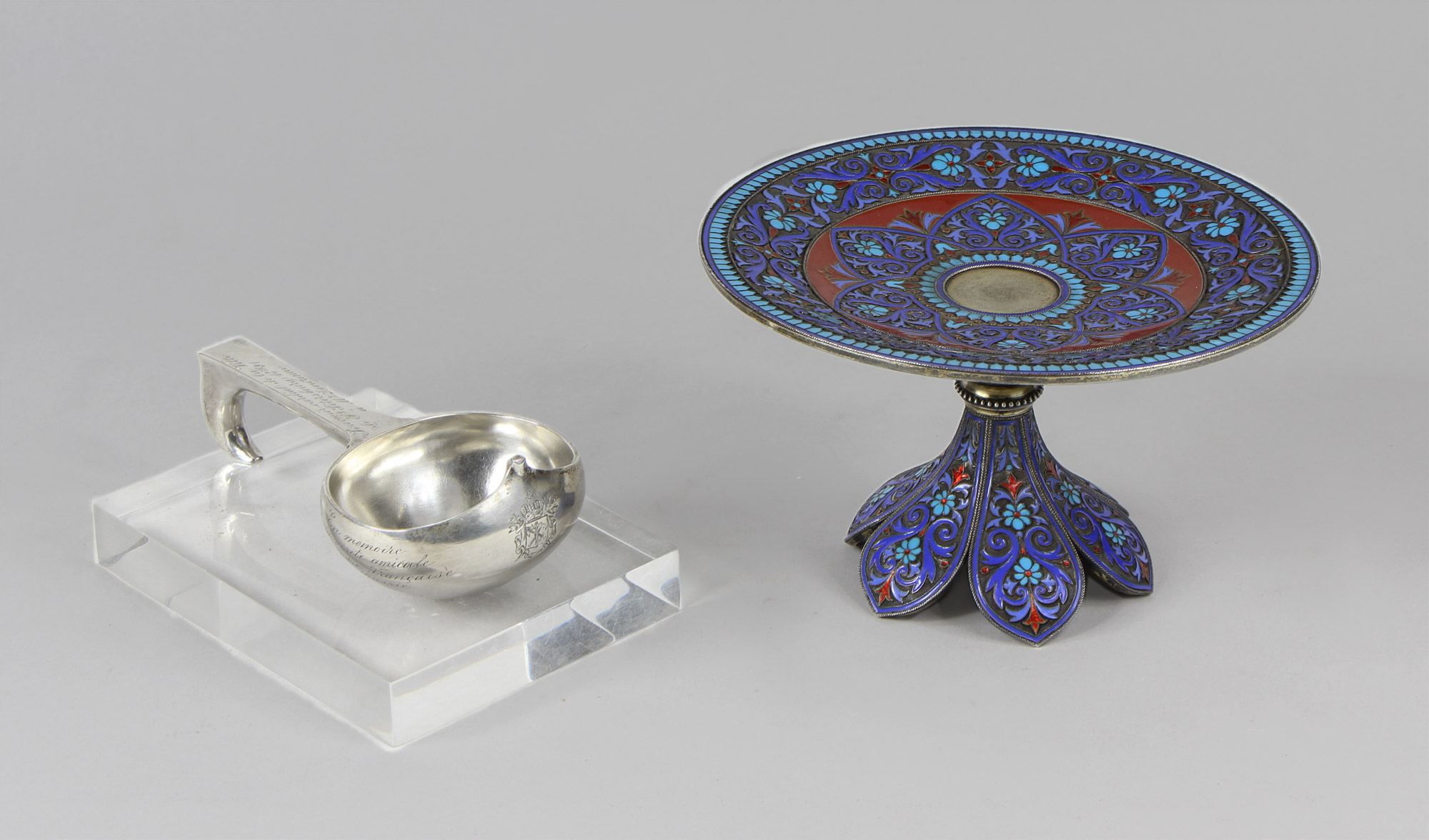 Lotes 592 y 591: 
																		ANTIGUO KOVSH RUSO CON PUNZON DE ORFEBRE.
																		ANTIGUO CENTRO RUSO DE ESMALTE CLOISONNE SELLADO.