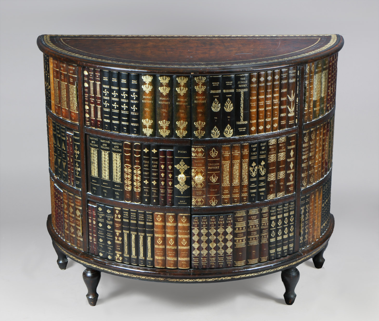  MUEBLE DE ARRIMO 'DEMI-LUNE' CON REVESTIMIENTO DE LIBROS.