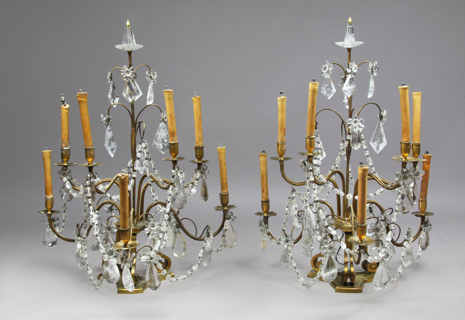  PAR DE GRANDES GIRANDOLES FRANCESAS DE BRONCE CON CAIRELES.