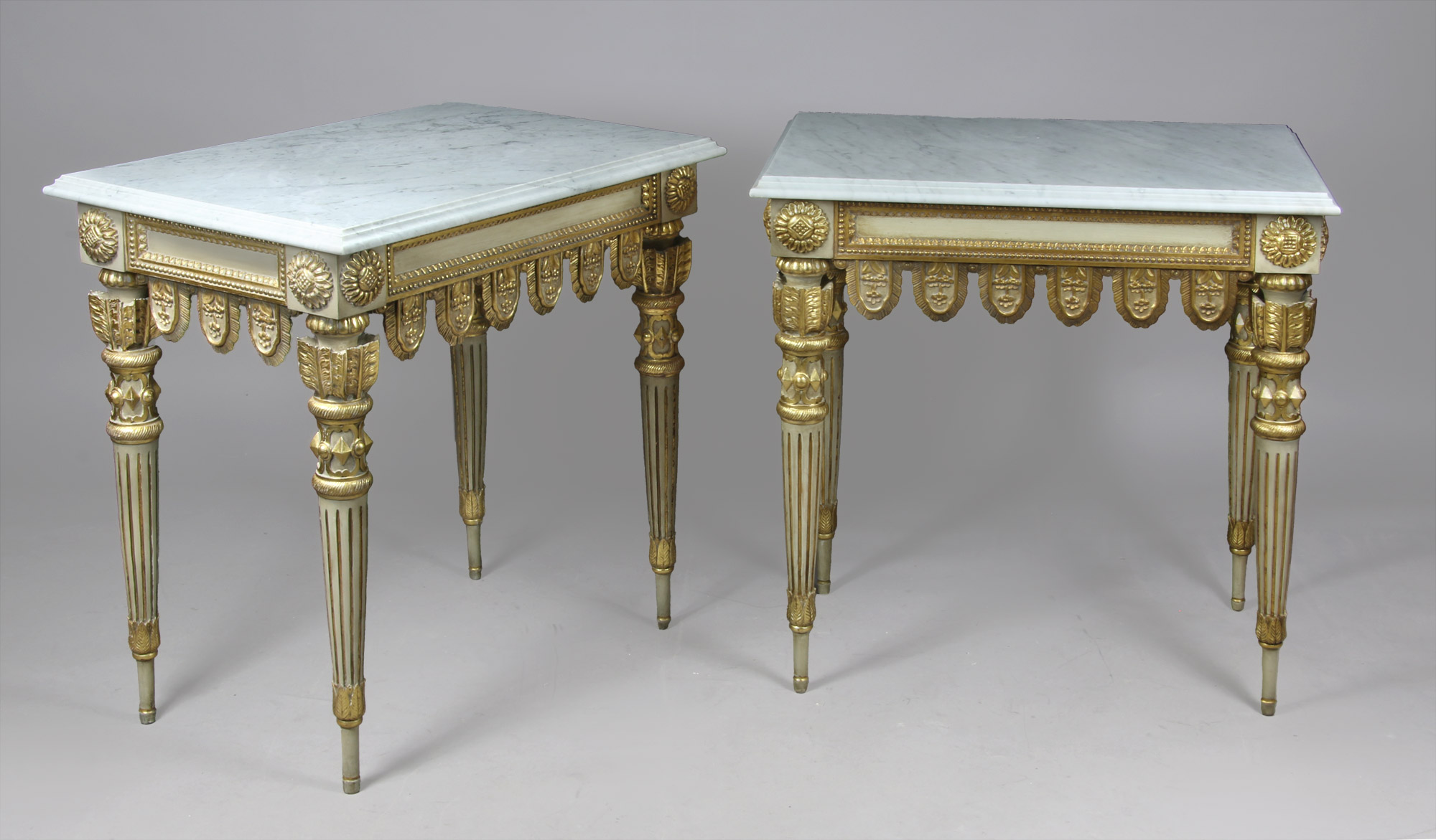  PAR DE MESAS RECTANGULARES DE ESTILO FRANCES.