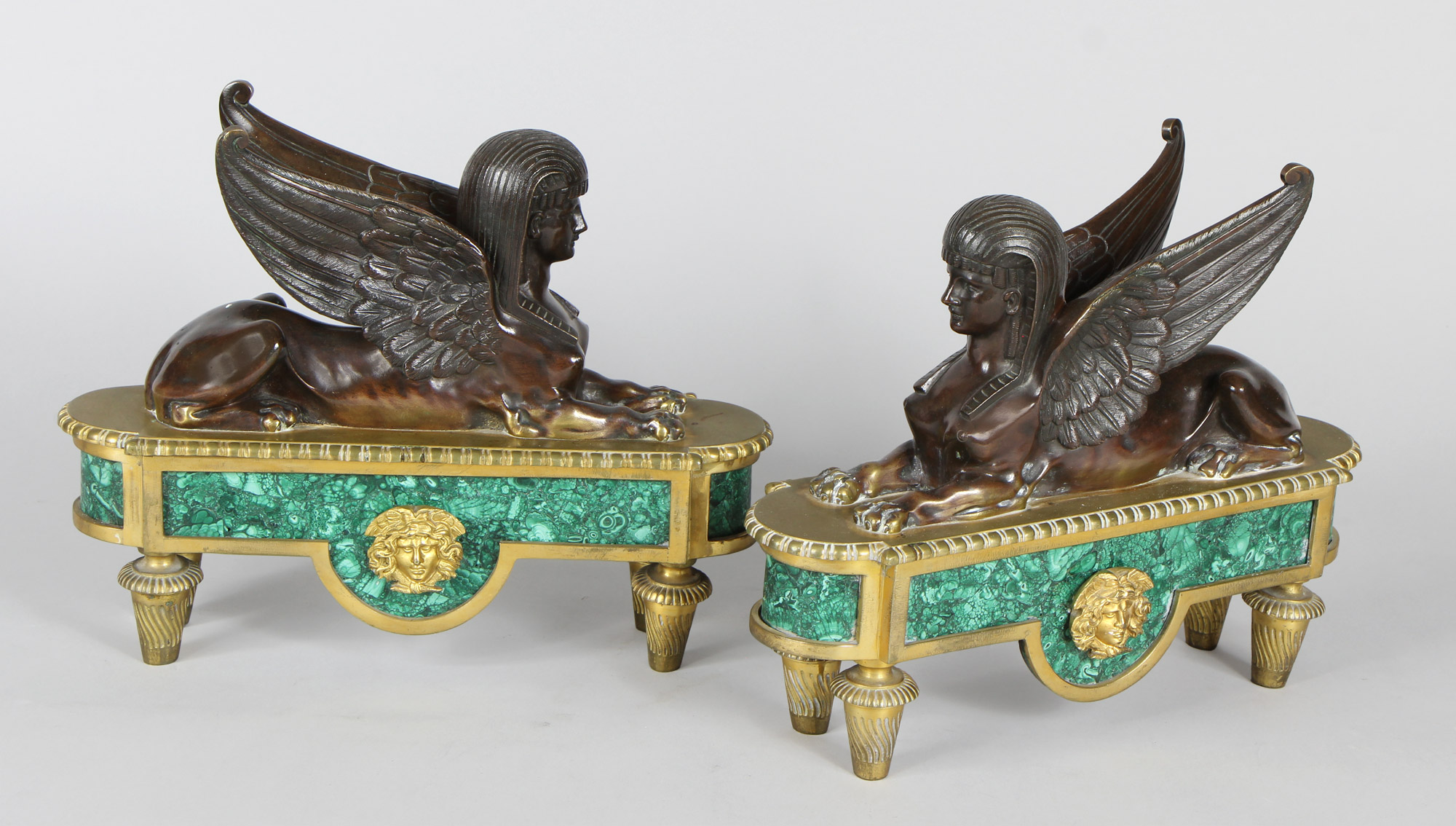  PAR DE CHENETS FRANCESES DE BRONCE ESTILO IMPERIO.