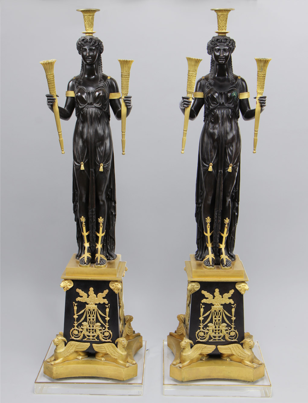  PAR DE IMPORTANTES CANDELABROS ATRIBUIDOS A PIERRE THOMIRE.