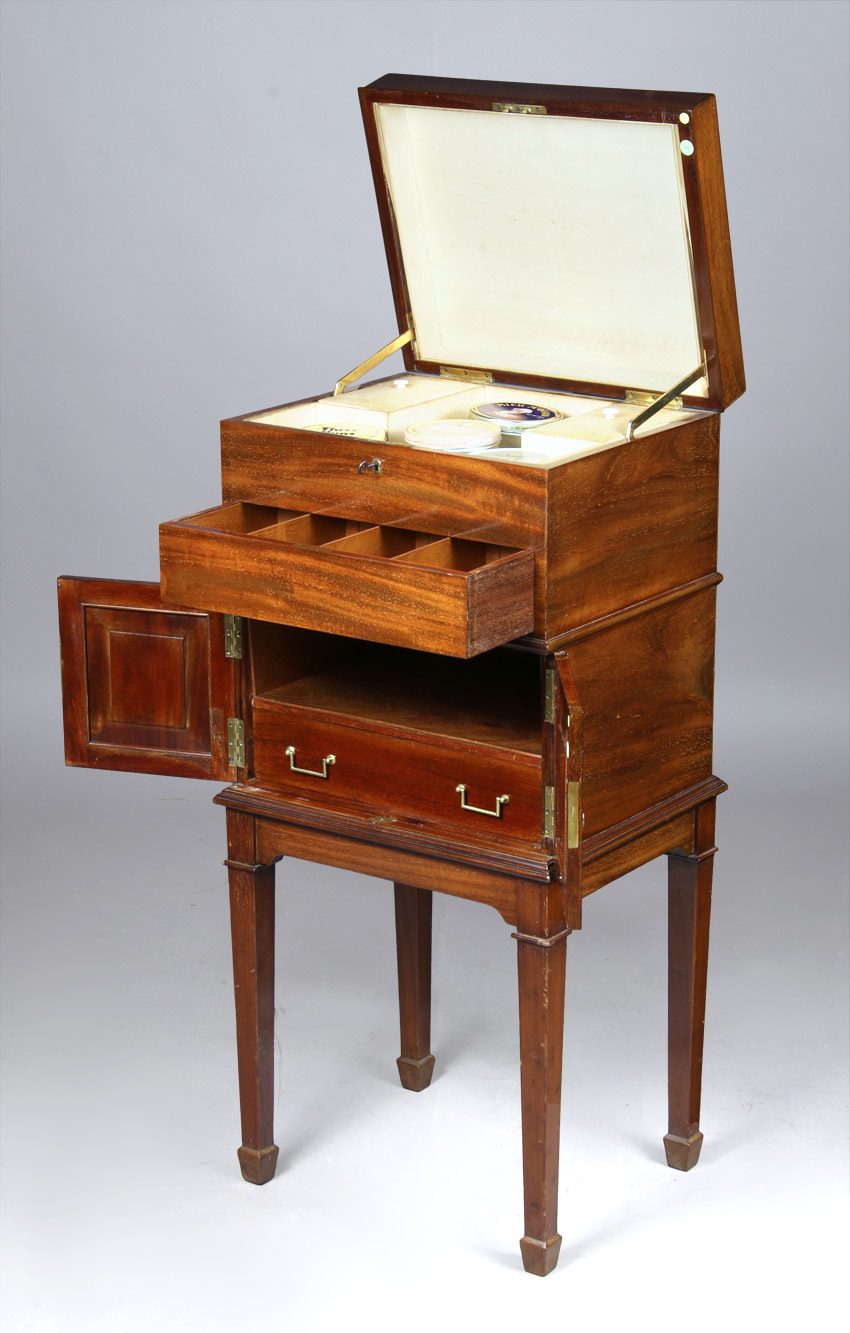  PEQUEÑO MUEBLE INGLES DE ESTILO SHERATON PARA FUMADOR.