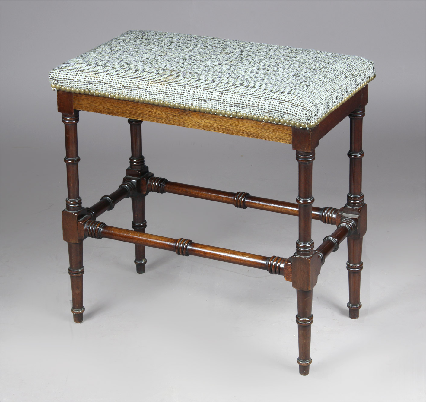  PEQUEÑA BANQUETA INGLESA DE FORMA RECTANGULAR.