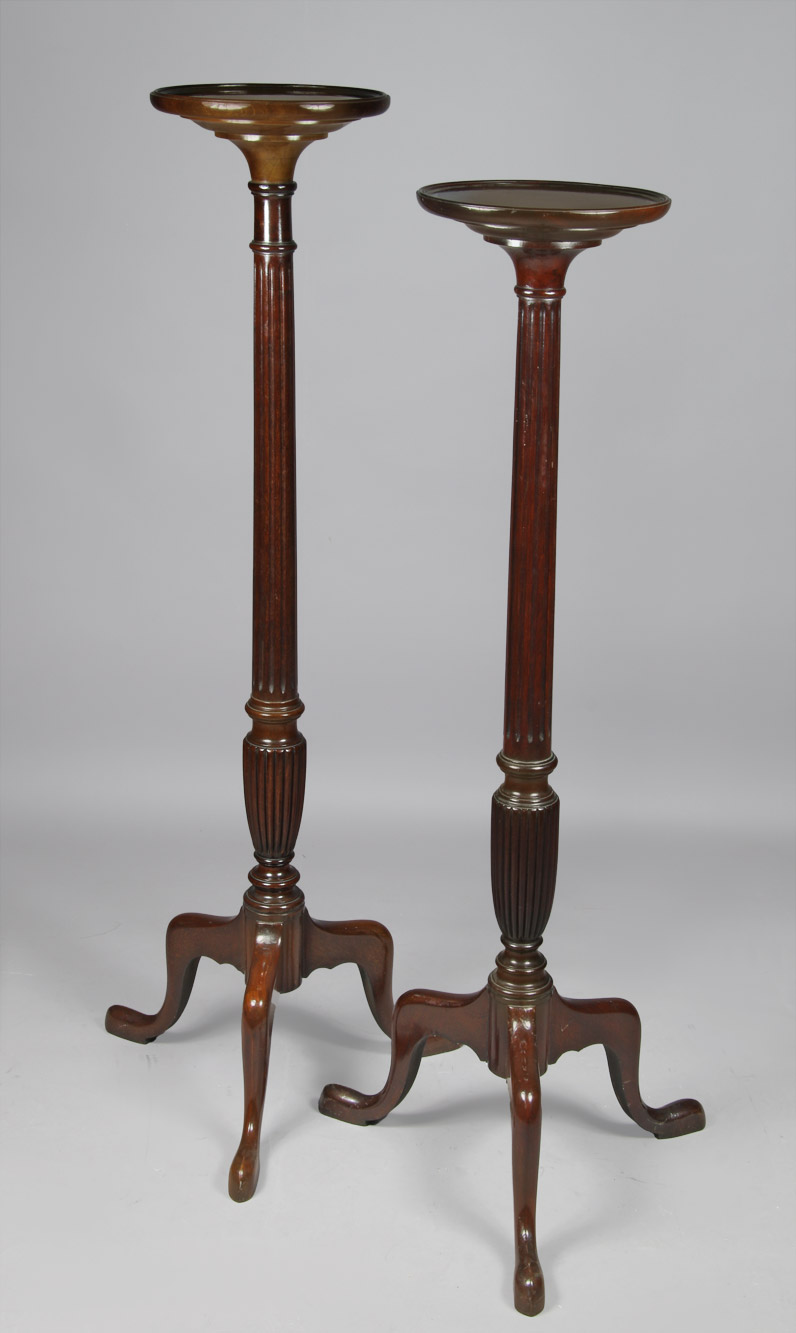 Lotes 297 y 289: 
																		PEDESTAL ALTO INGLES DE ESTILO QUEEN ANNE.
																		PEDESTAL ALTO INGLES DE ESTILO QUEEN ANNE.