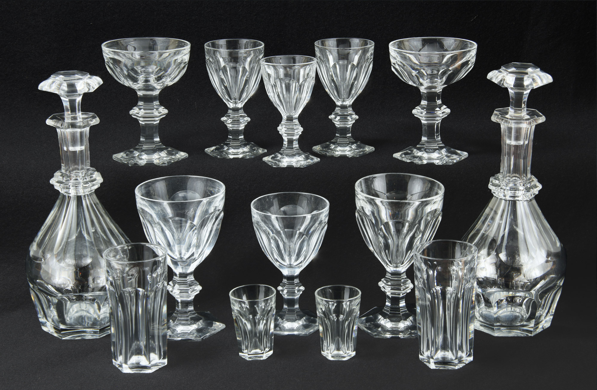 Lotes 569, 572, 571 y 570: 
																		IMPORTANTE JUEGO DE COPAS FRANCES DE BACCARAT SELLADO.
																		PAR DE BOTELLONES FRANCESES DE BACCARAT MODELO HARCOURT.
																		OCHO VASOS FRANCESES DE BACCARAT SELLADO PARA NARANJADA.
																		ONCE PEQUEÑOS VASOS FRANCESES DE BACCARAT SELLADO.