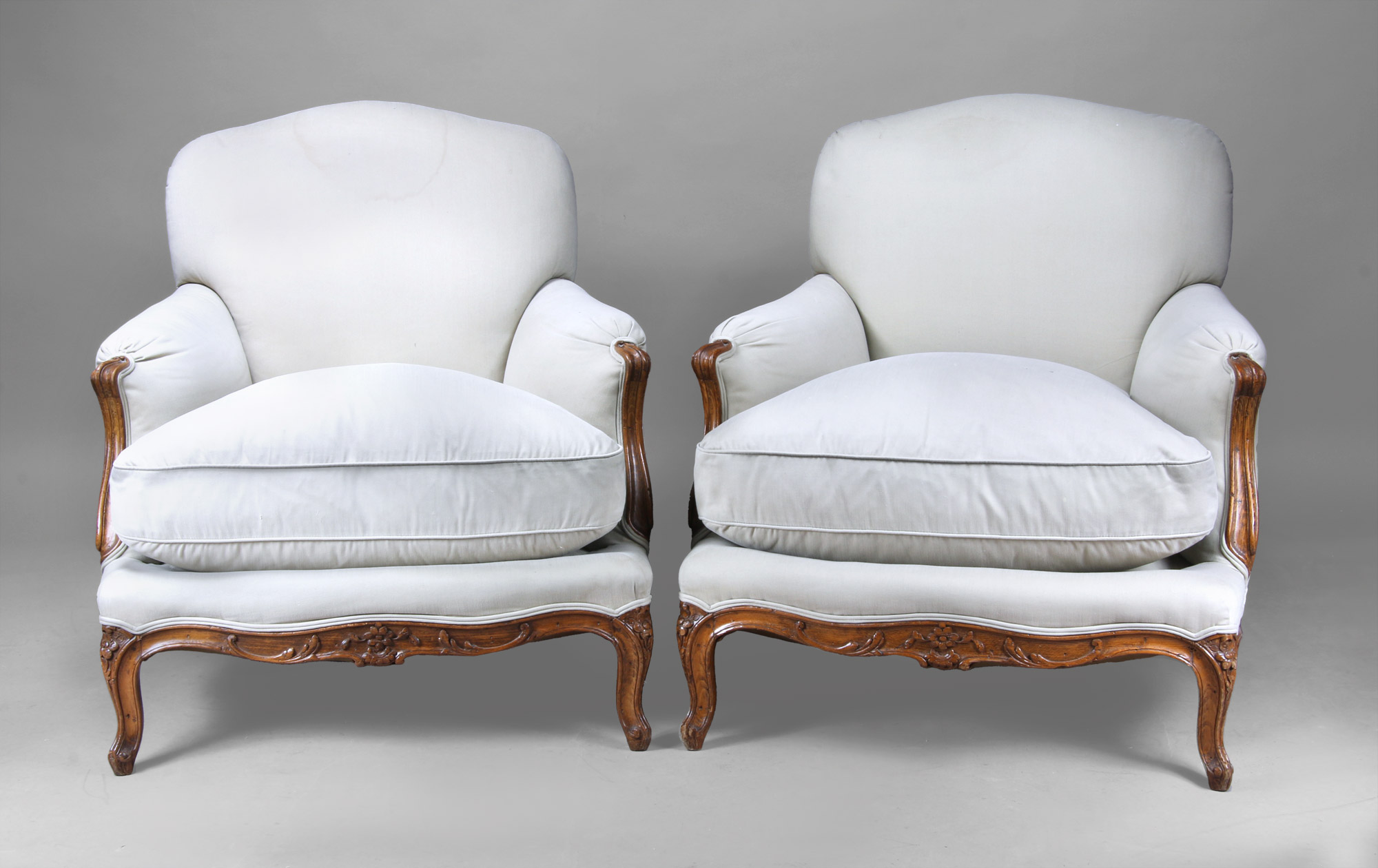  PAR DE SILLONES BAJOS FRANCESES DE ESTILO LUIS XV.