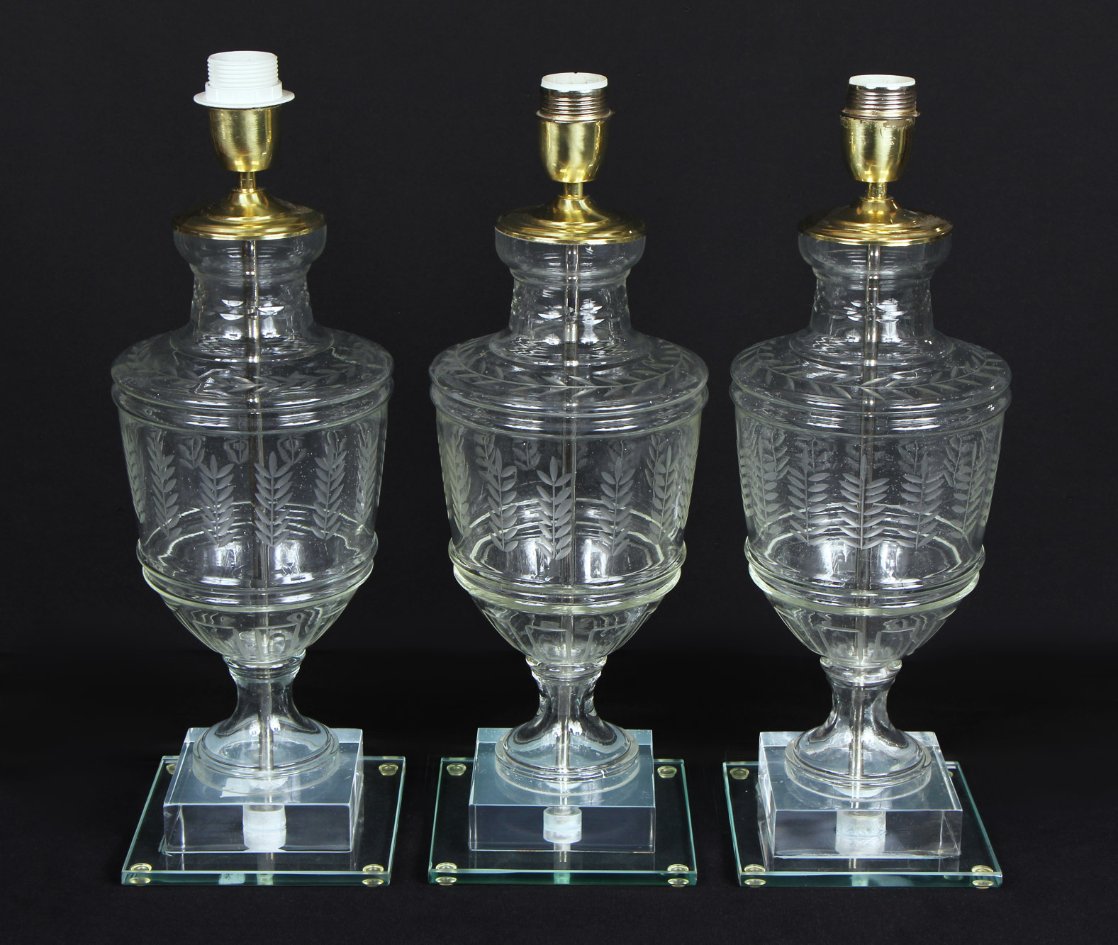  TRES LAMPARAS DE VIDRIO GRABADO. 