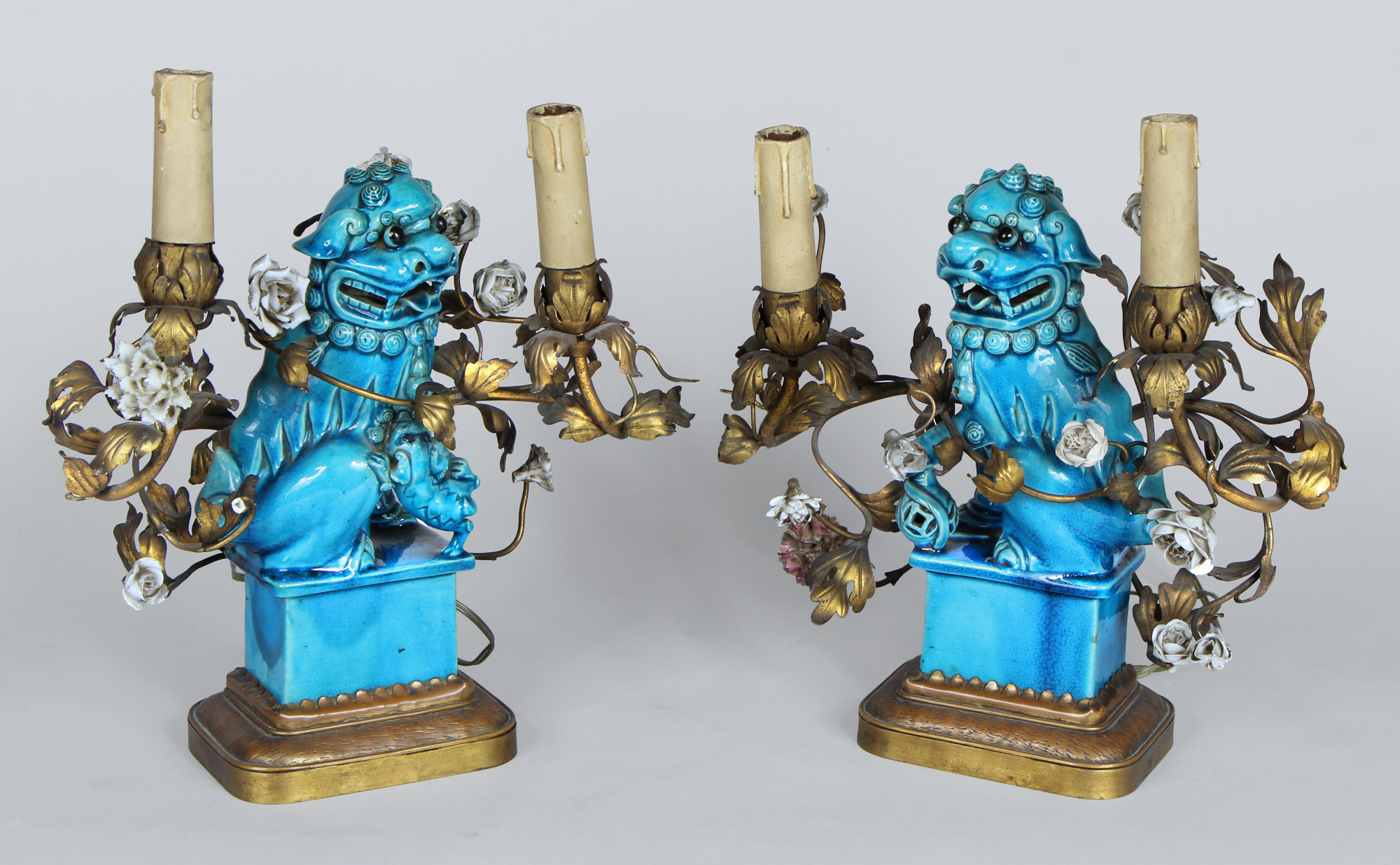  PAR DE CANDELABROS CON FIGURAS CHINAS BLEU DE CHINE.