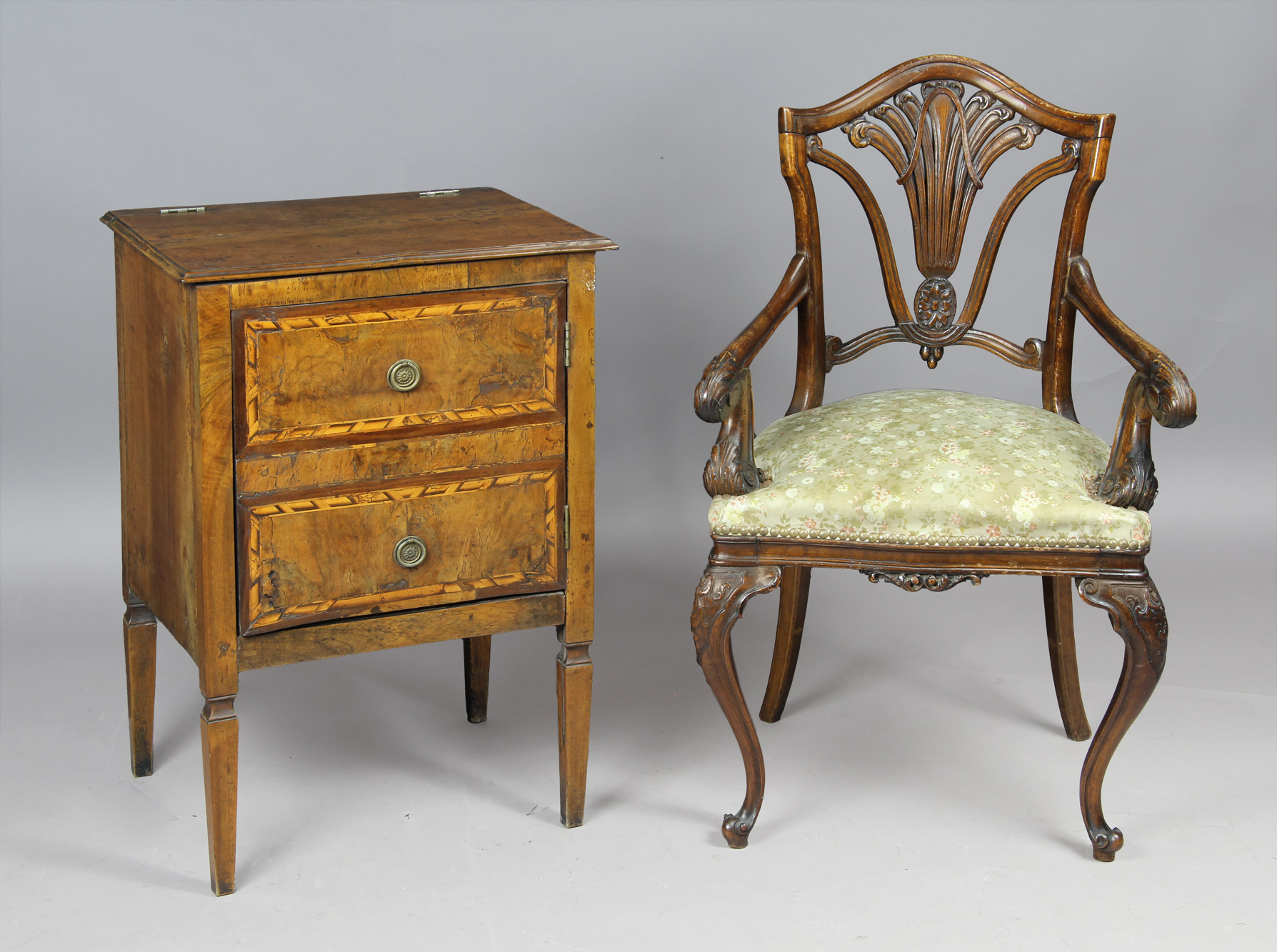 Lotes 393 y 394: 
																		ANTIGUA MESA DE LUZ DEL NORTE DE ITALIA.
																		ANTIGUO PEQUEÑO SILLON ITALIANO SIGLO XIX.