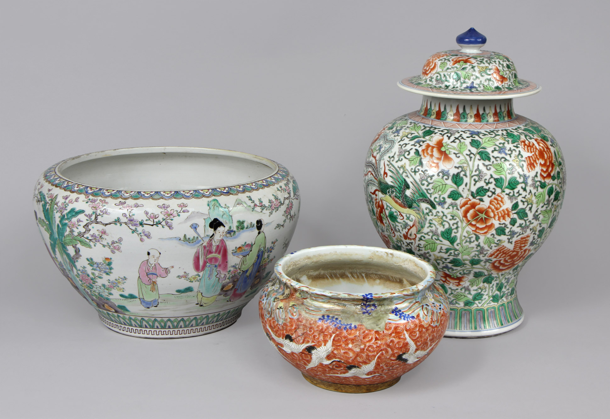 Lotes 930, 931 y 932: 
																		CACHE POT DE PORCELANA CHINA DE CANTON.
																		ANTIGUO CACHE POT DE PORCELANA JAPONESA KUTANI. 
																		ANTIGUO POTICHE CHINO DE PORCELANA ESMALTADA CON TAPA. 