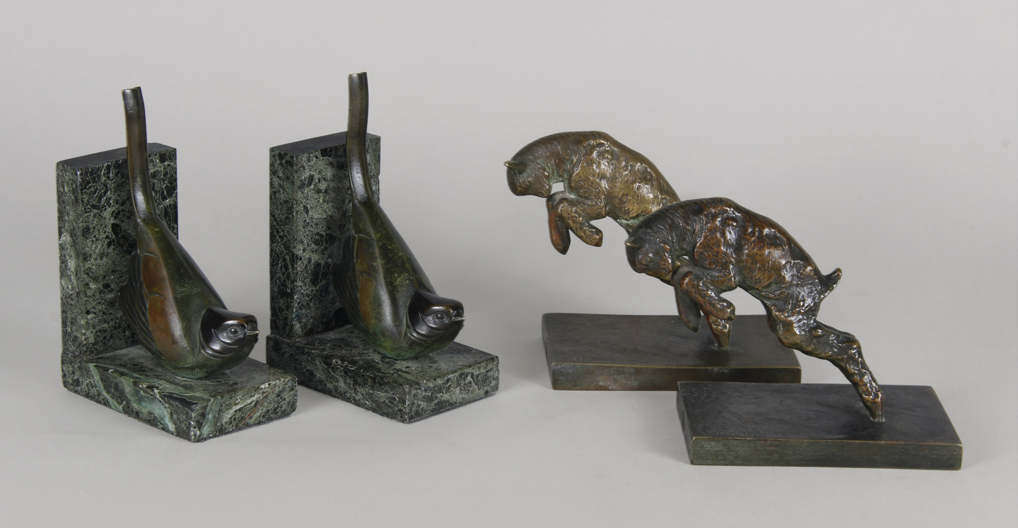 Lotes 907 y 908: 
																		BECQUEREL, André Vincent: PAR DE SUJETA LIBROS ART DECO DE BRONCE FIRMADOS BECQUEREL.
																		SILVESTRE, Victor: PAR DE SUJETA LIBROS FRANCESES DE BRONCE FIRMADOS SILVESTRE.