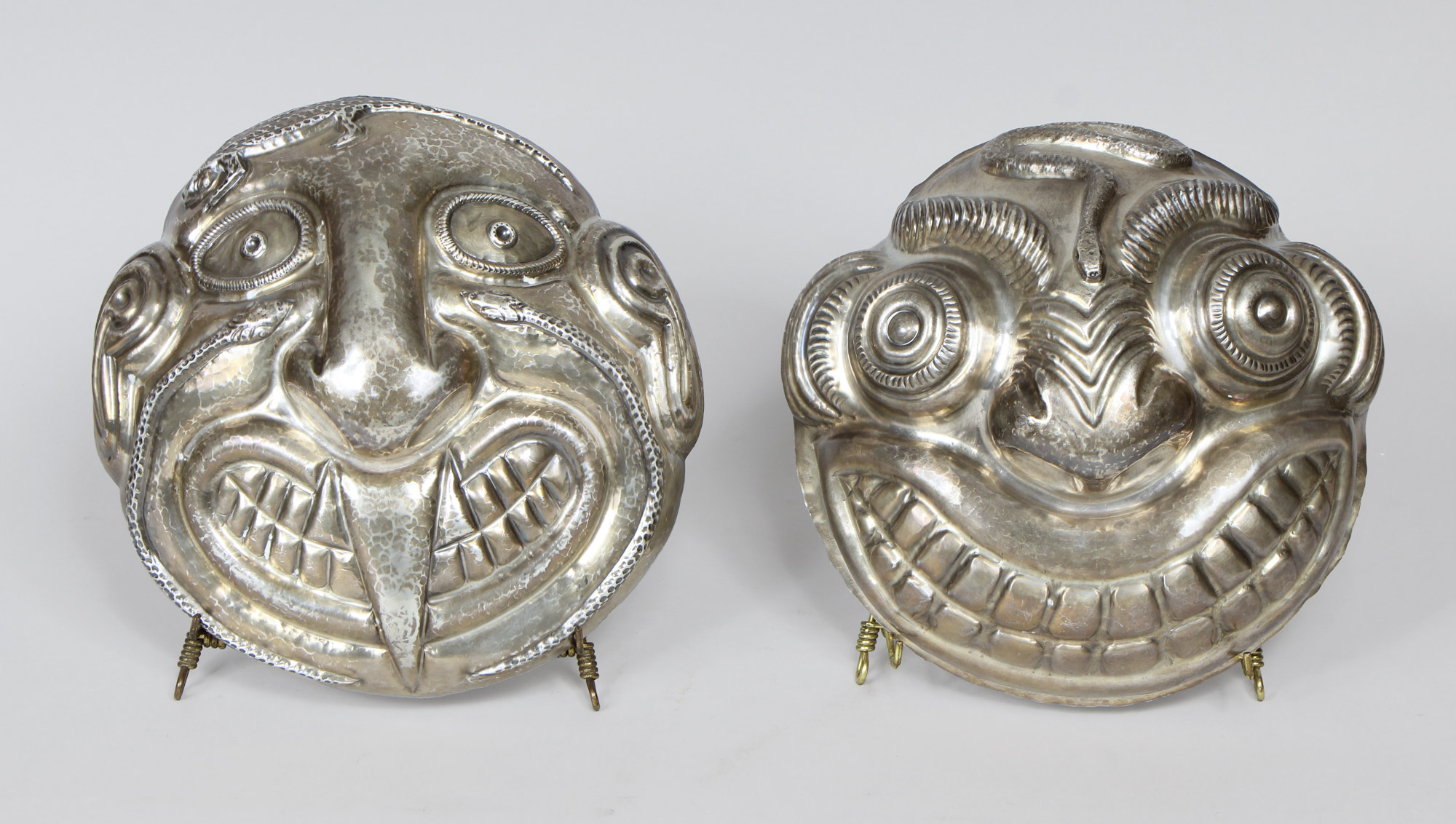  PAR DE ANTIGUAS MASCARAS COLONIALES SUDAMERICANAS.