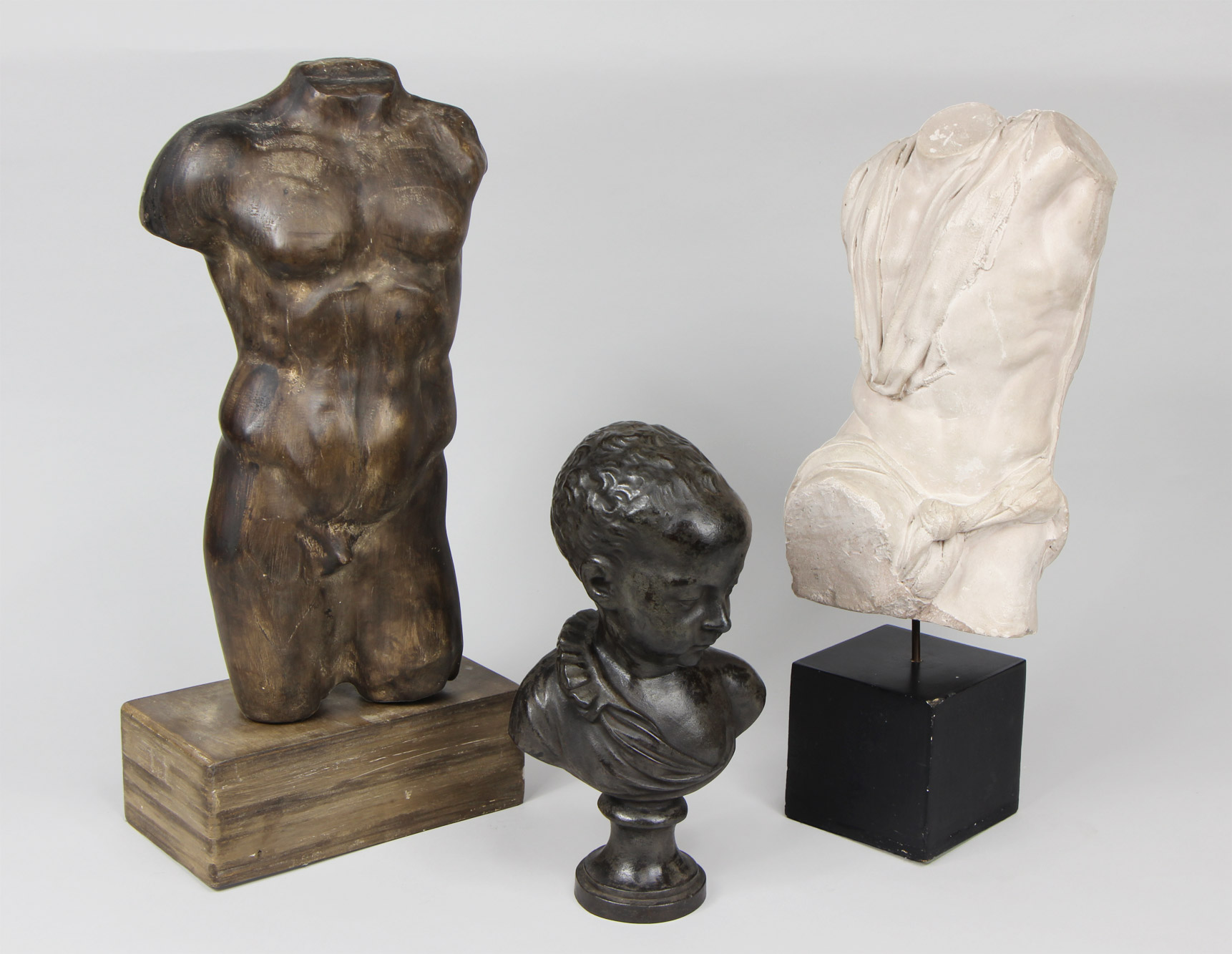 Lotes 1013, 1014 y 1015: 
																		ESCULTURA TORSO MASCULINO DE YESO PATINADO.
																		'BUSTO DE NIÑO' 
																		'TORSO MASCULINO' 