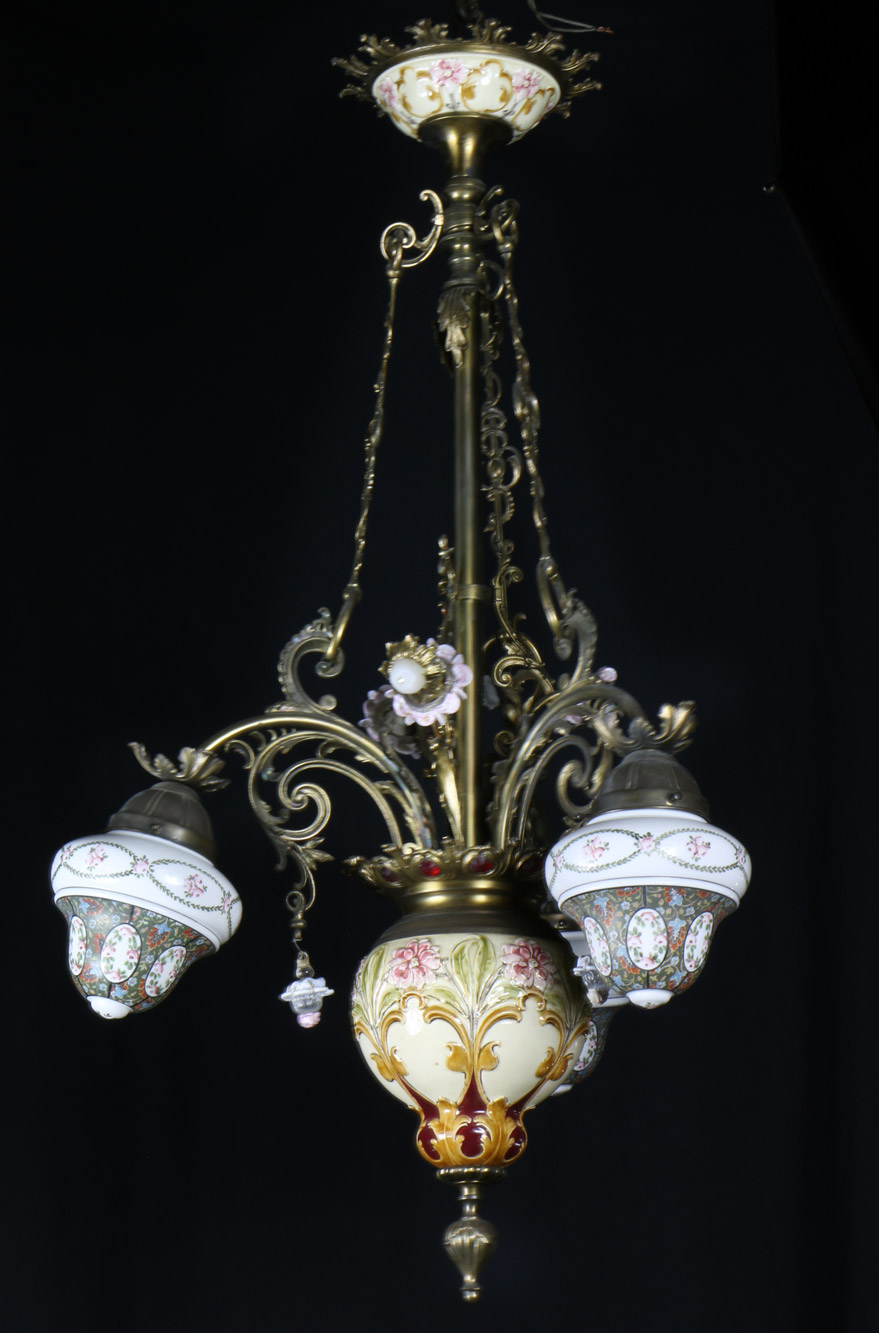  ARAÑA DE BRONCE Y CERAMICA PINTADA. 