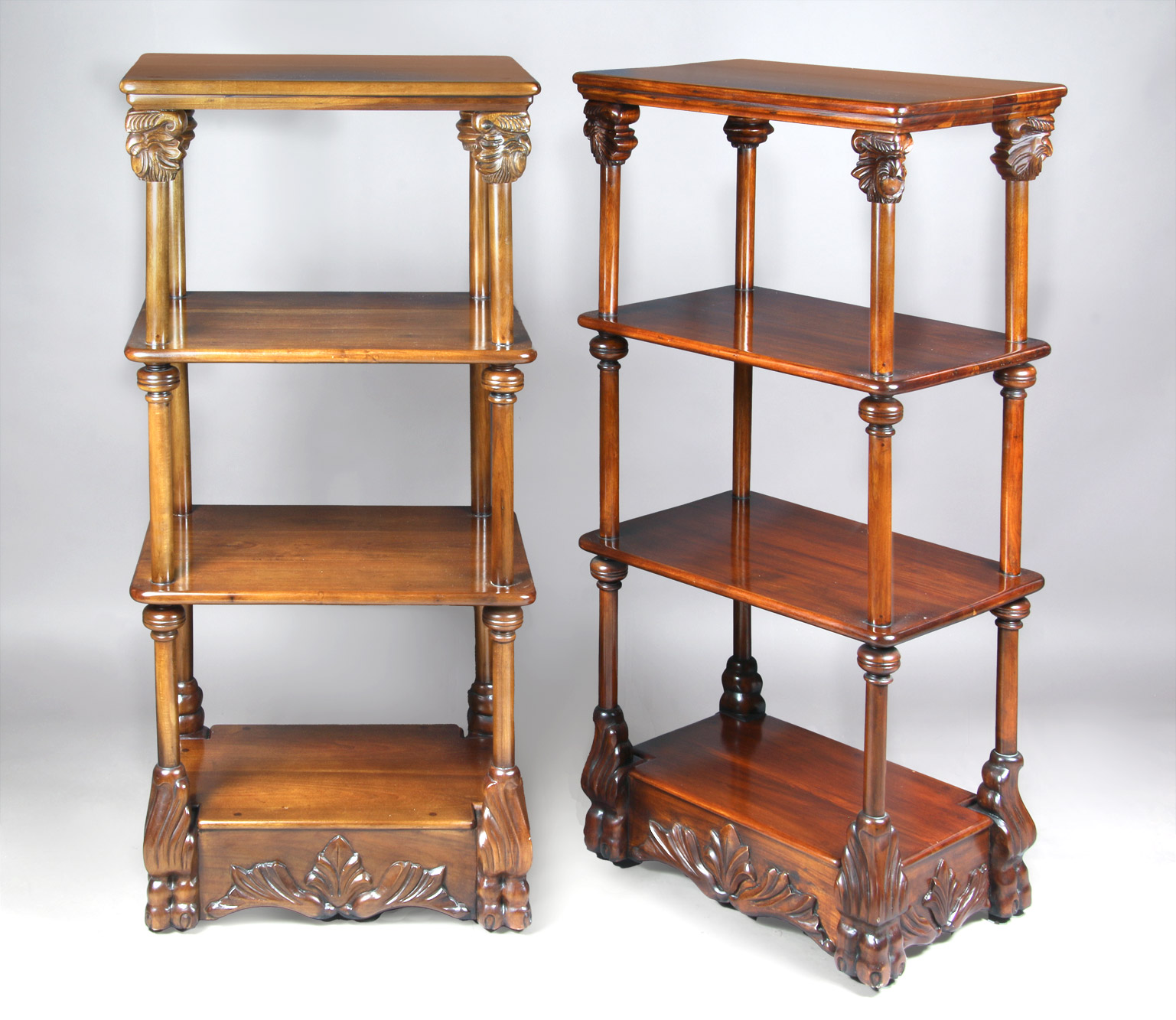  PAR DE 'ETAGERES' DE MADERA DE CAOBA.