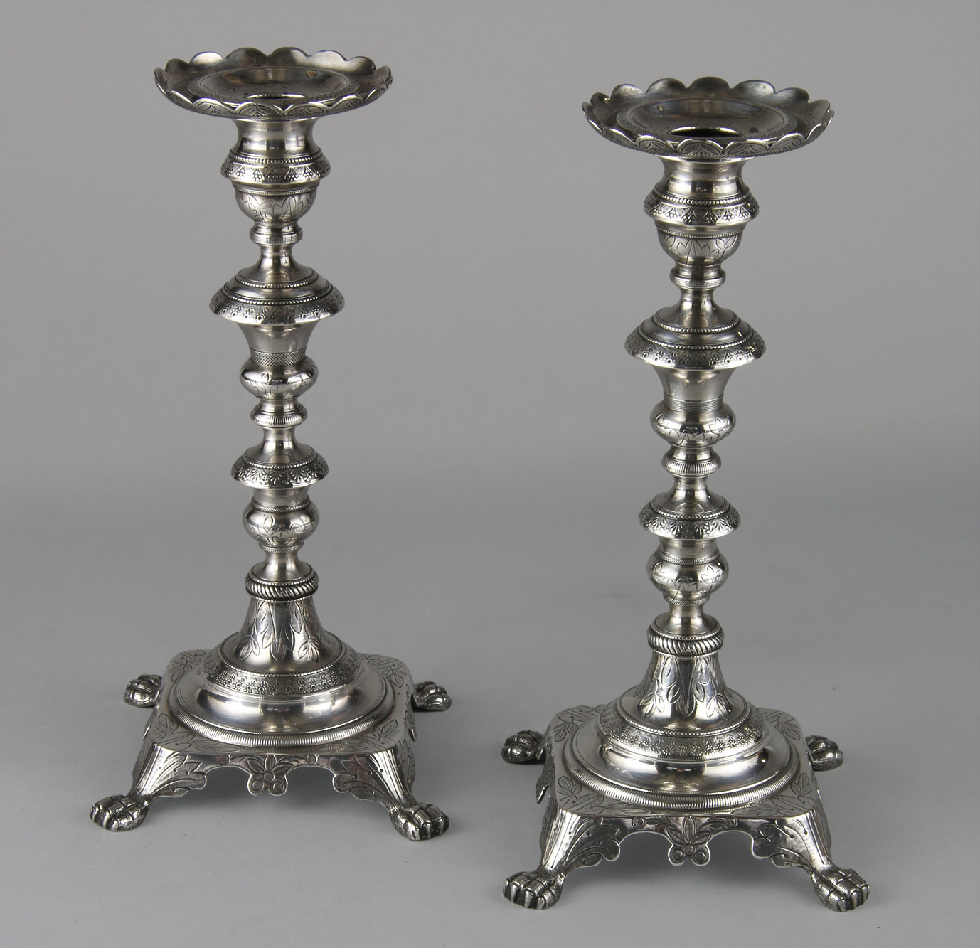  PAR DE ANTIGUOS CANDELEROS COLONIALES DE PLATA BAJA.