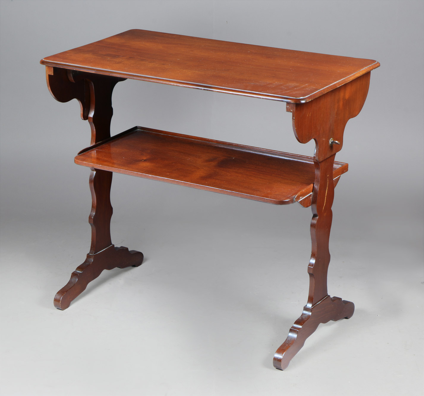  MESA AUXILIAR PLEGABLE DE CAOBA PARA CENTRO.