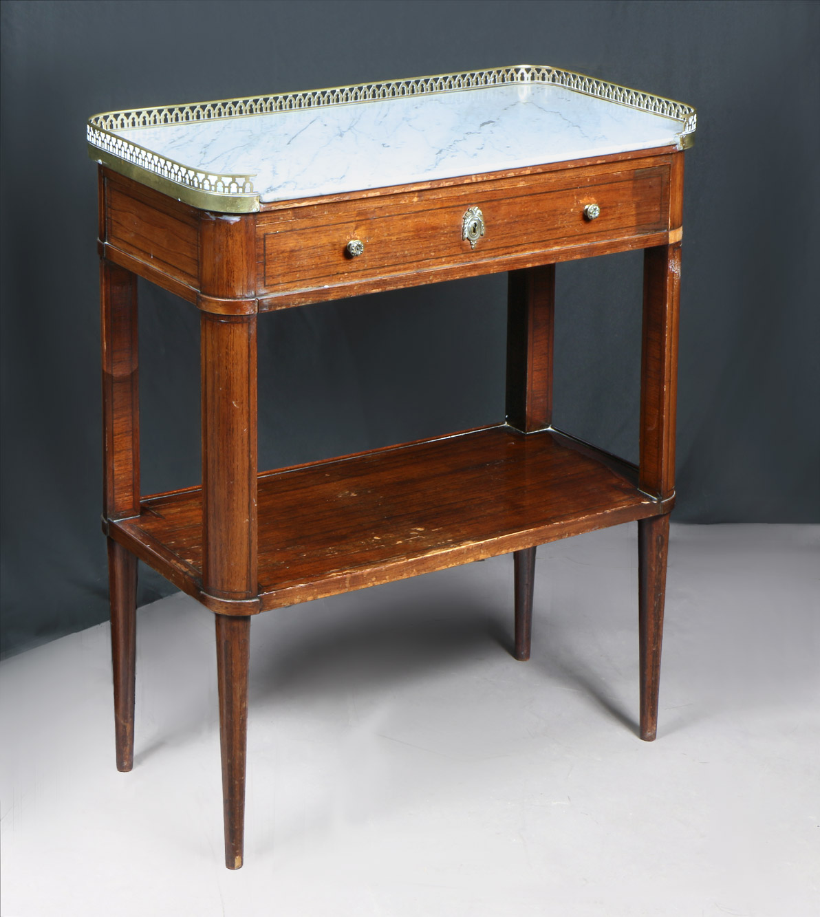  PEQUEÑA MESA FRANCESA DE ESTILO LUIS XVI PARA CENTRO.