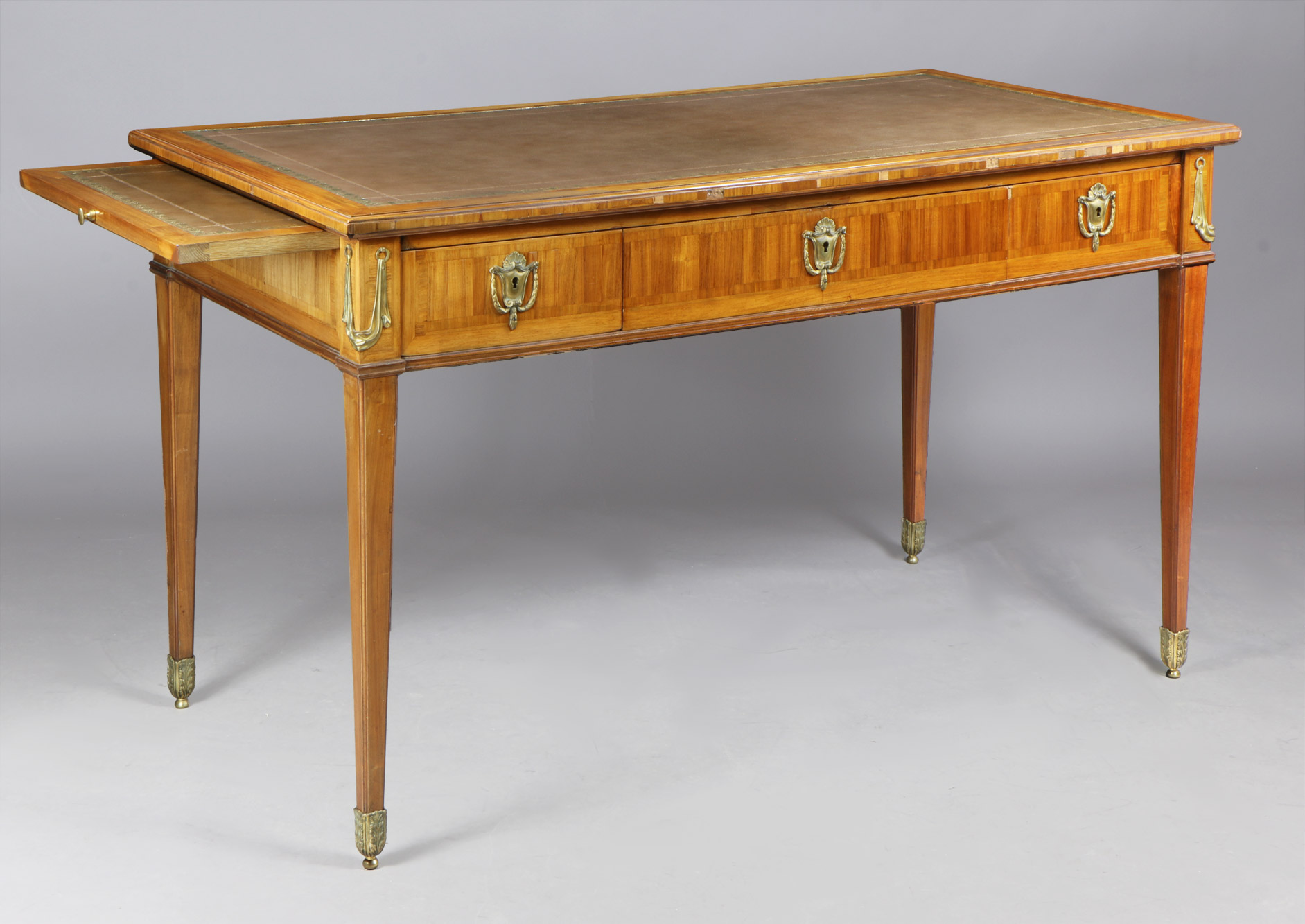  MESA ESCRITORIO FRANCESA DE ESTILO LUIS XVI DE DOBLE FRENTE.