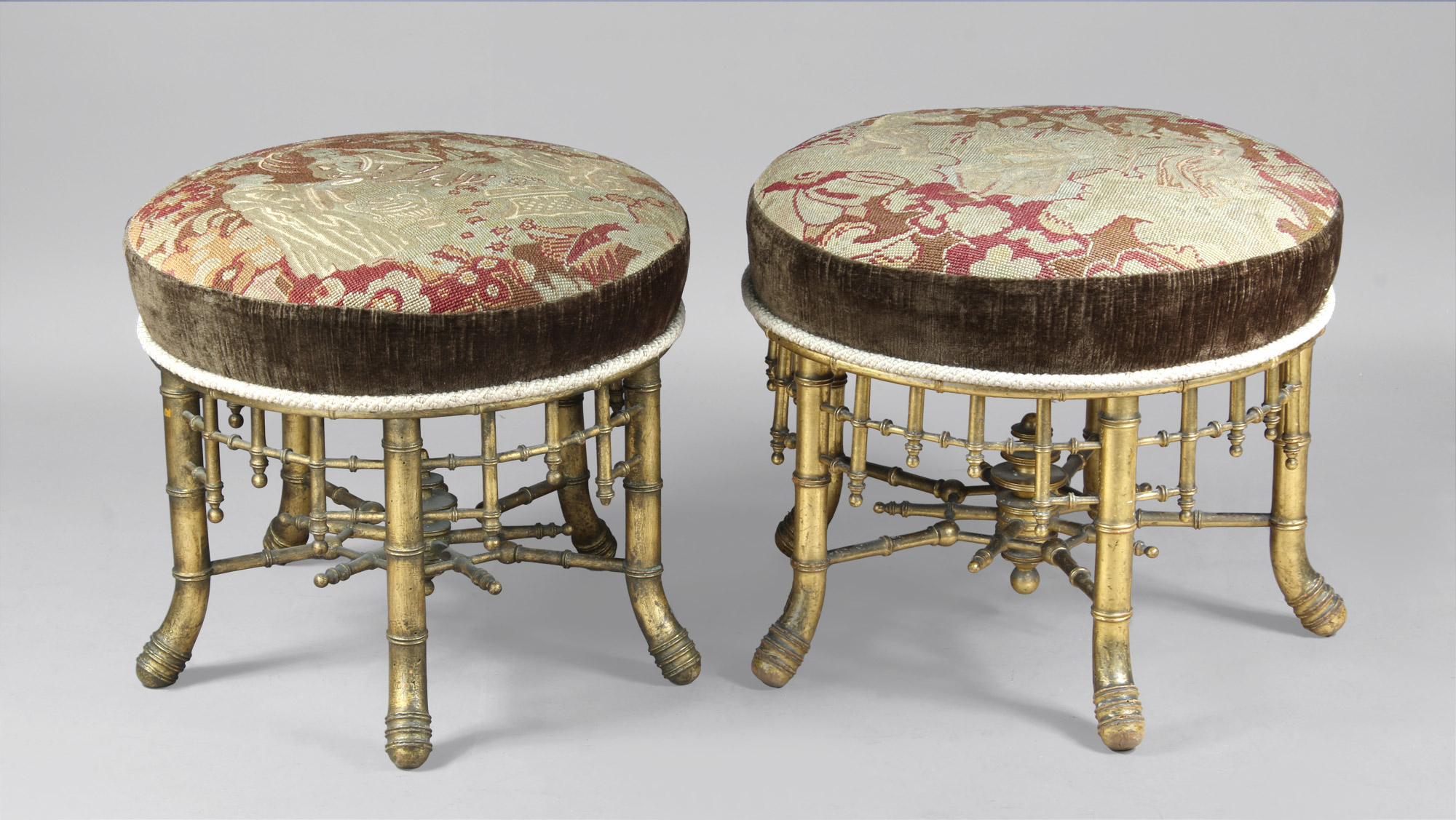  TRES ANTIGUAS BANQUETAS INGLESAS VICTORIANAS,