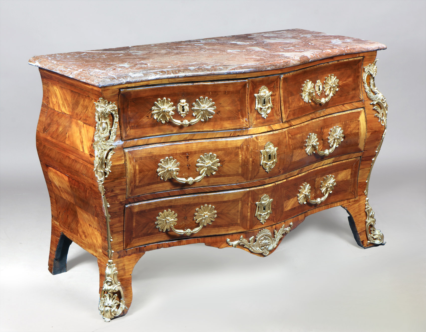  ANTIGUA COMODA 'EN TOMBEAU' FRANCESA DE EPOCA REGENCE.